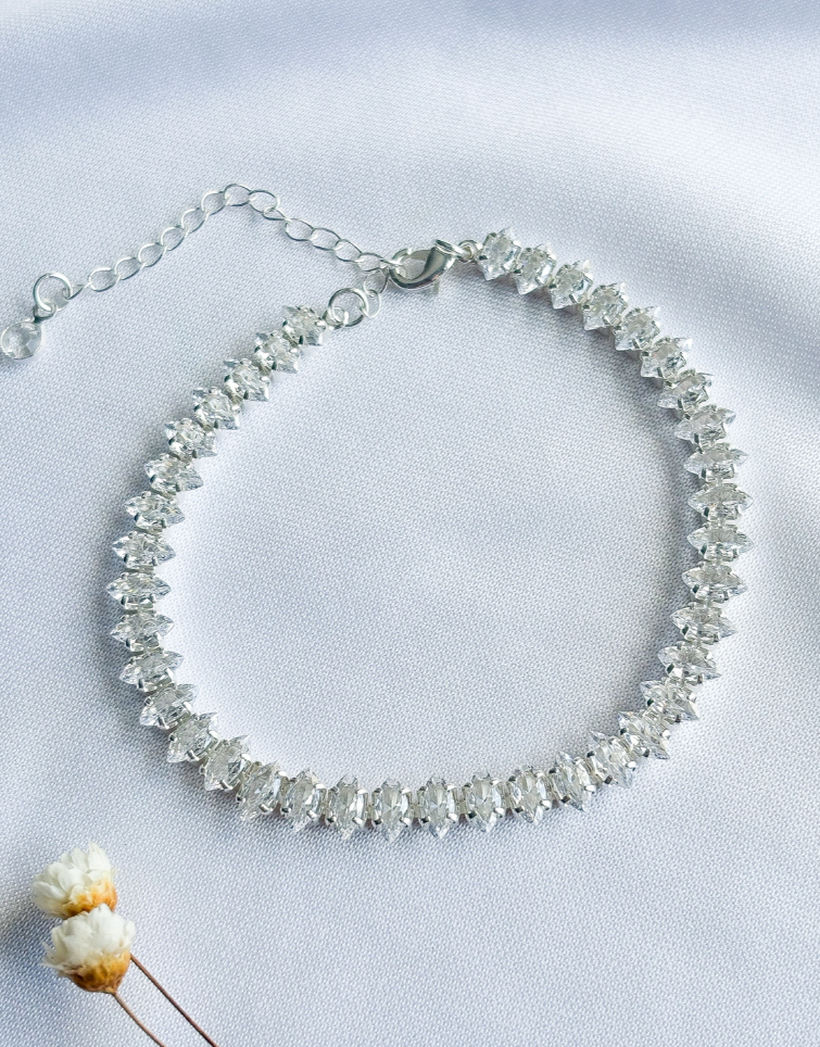 PULSEIRA RIVIERA PEDRAS NAVETE CRISTAL B. PRATA
