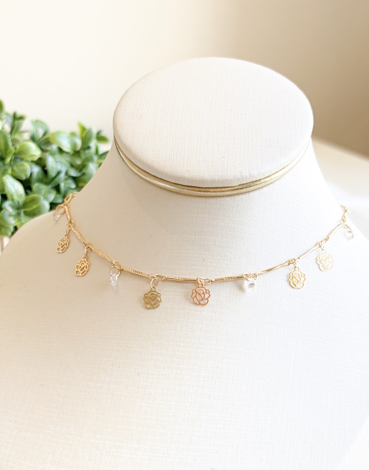 COLAR CHOKER FIO PALITO E ROSAS PENDURICALHO B. OURO