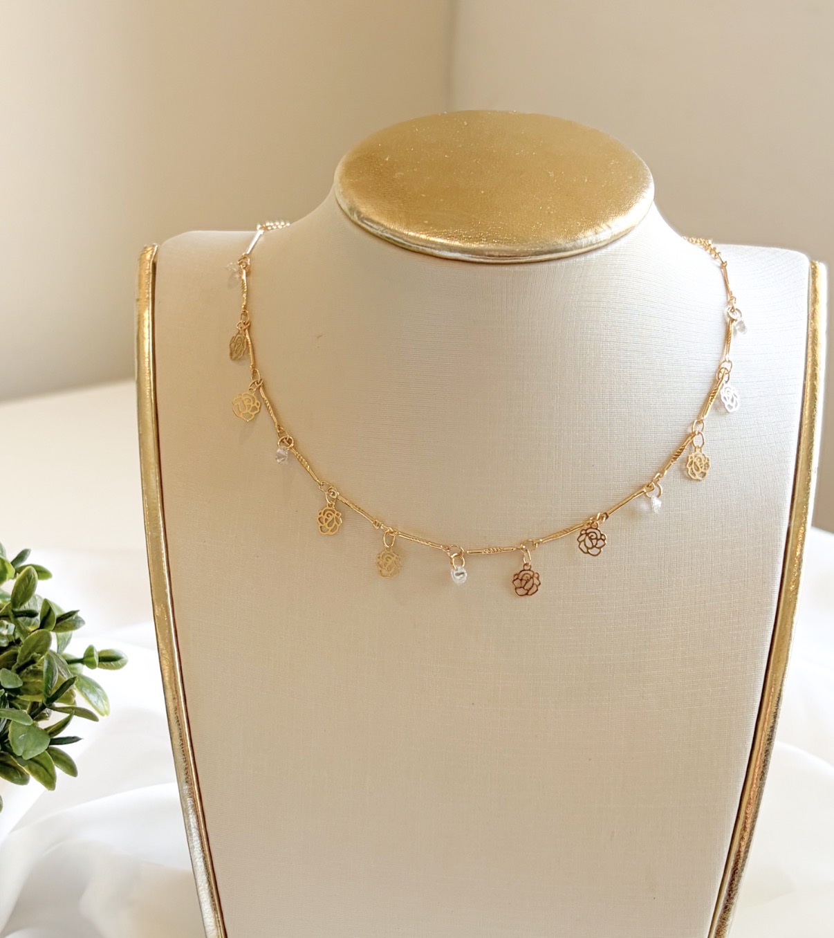 COLAR CHOKER FIO PALITO E ROSAS PENDURICALHO B. OURO