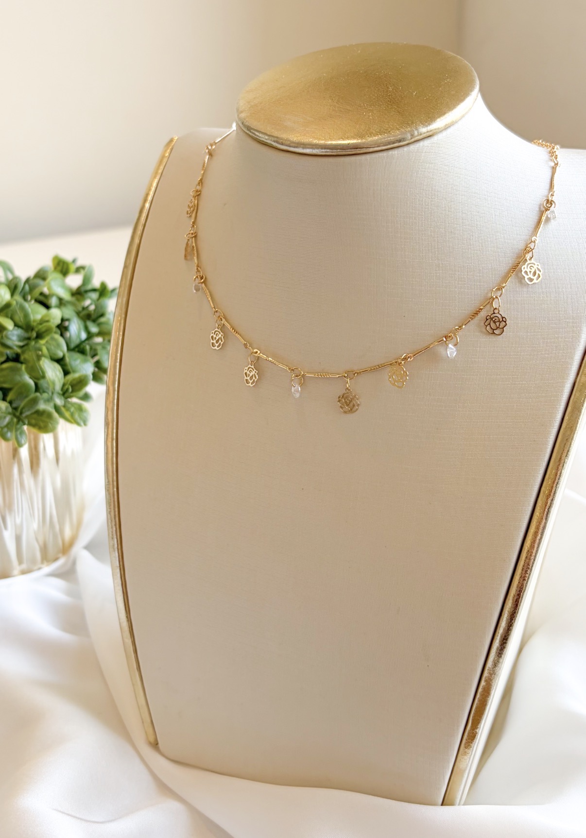 COLAR CHOKER FIO PALITO E ROSAS PENDURICALHO B. OURO