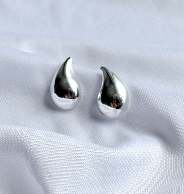 BRINCO GOTA CURVADA 21 MM LISA  B. PRATA
