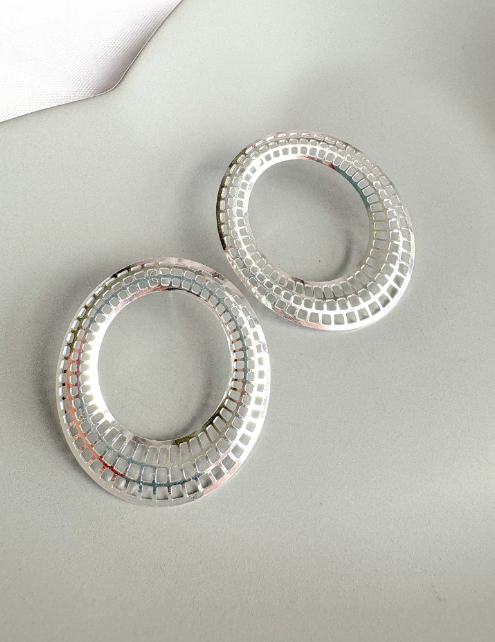 BRINCO VAZADO OVAL ORG TELINHA B. PRATA