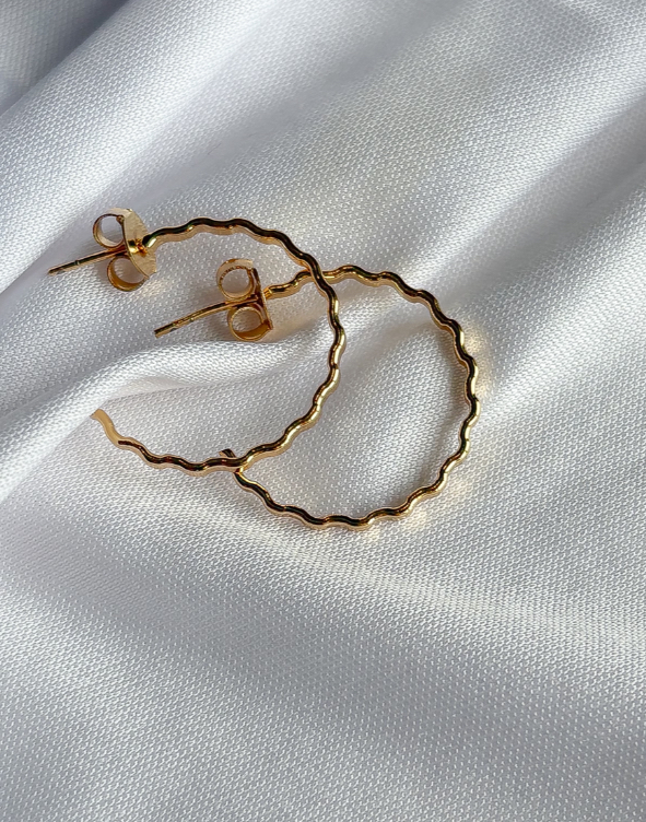 BRINCO P ARGOLA ONDULADA TARRAXA B. OURO