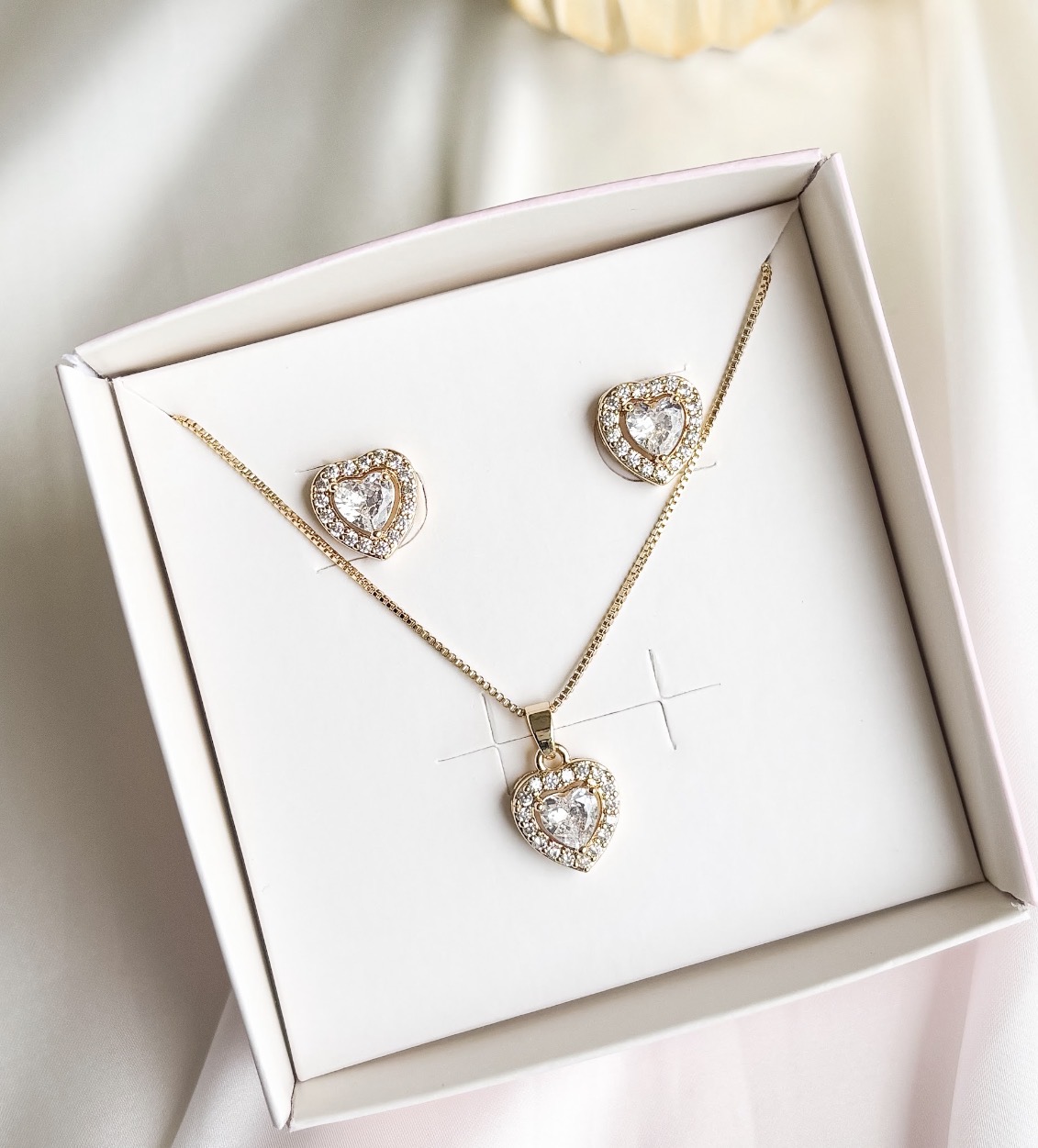 CONJUNTO LUXO CORAÇÃO CRISTAL CRAVEJADO B. OURO