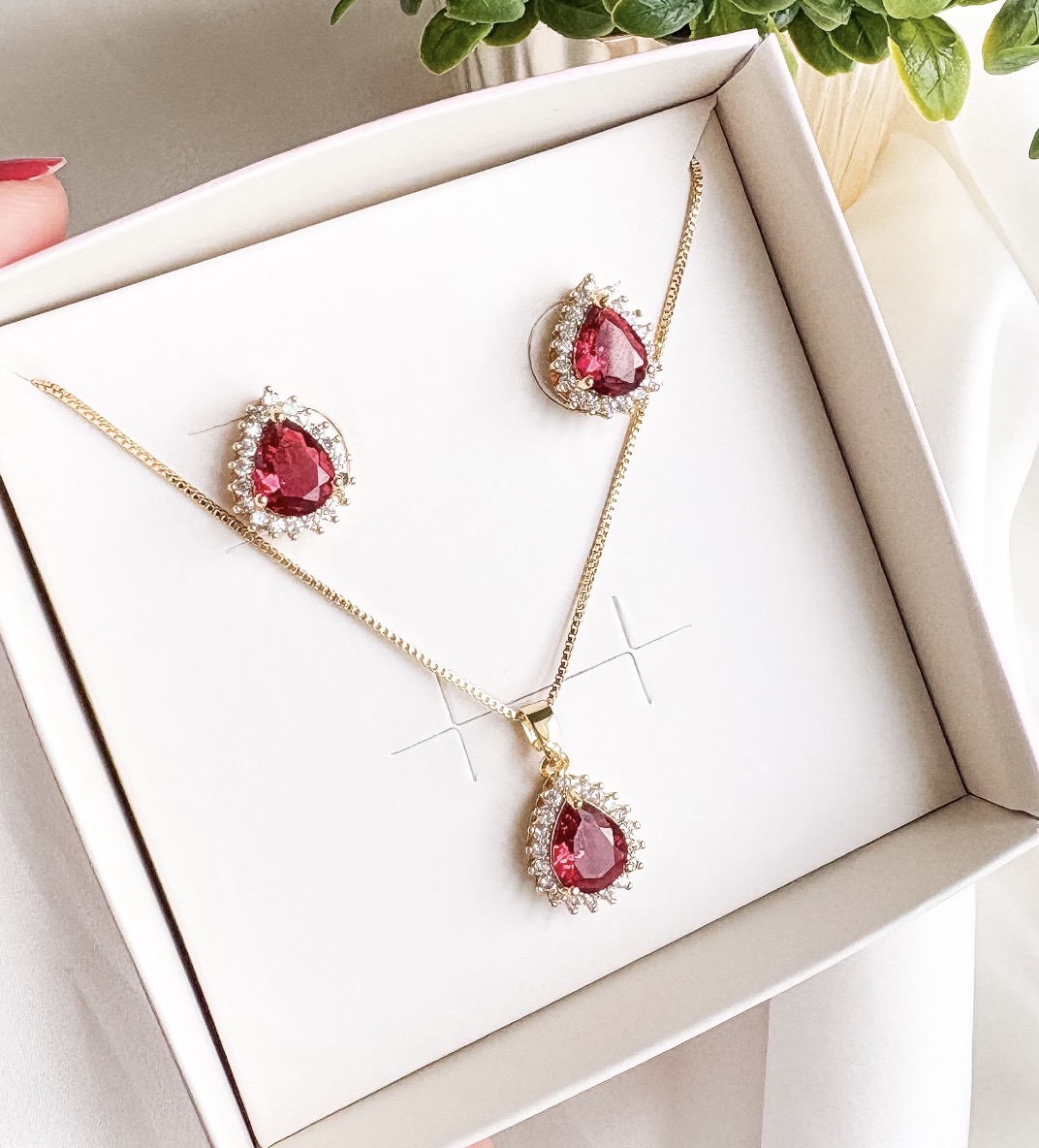 CONJUNTO LUXO GOTA RUBI BORDAS CRAVEJADAS B. OURO