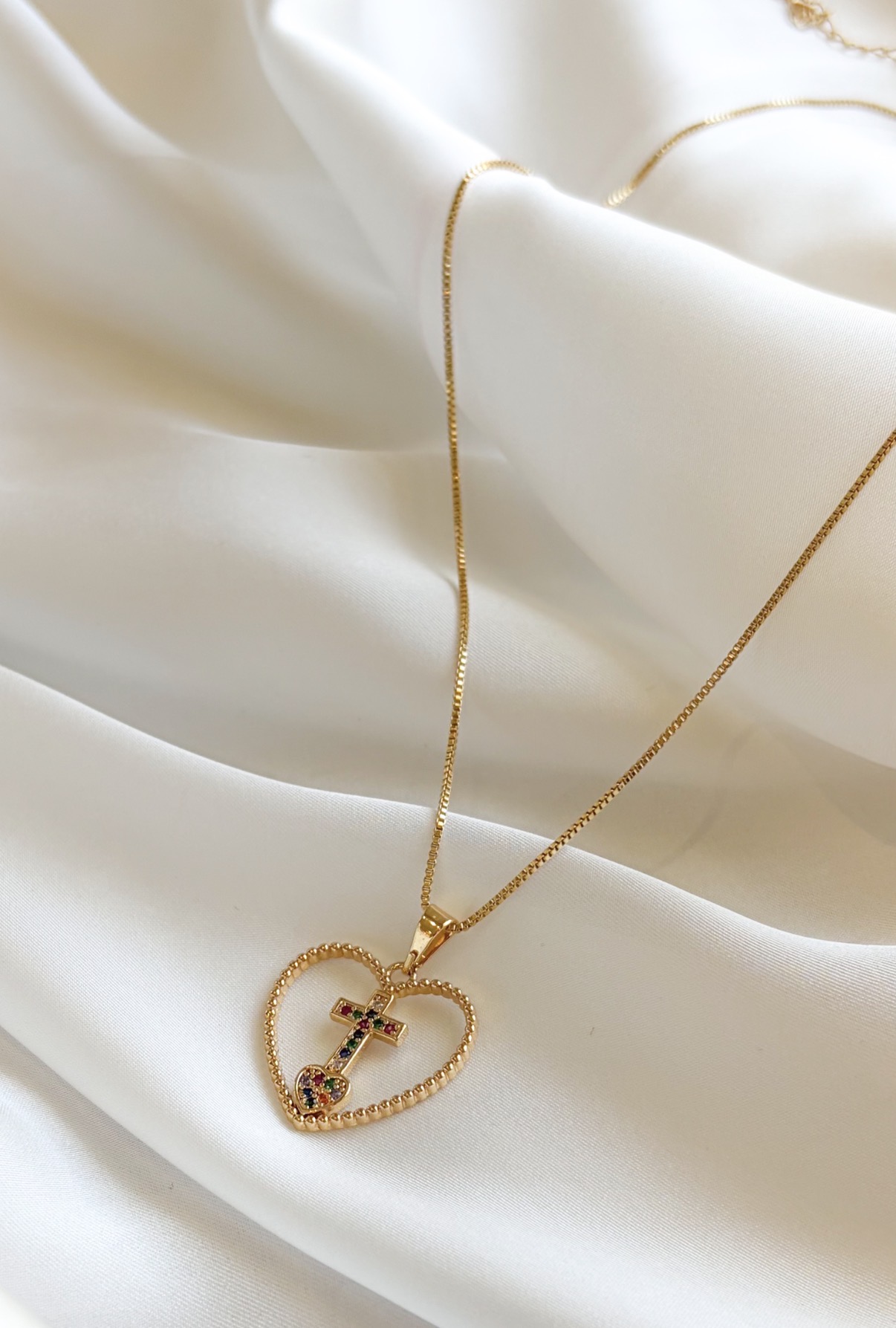 COLAR VENEZIANA 35+10 CRUZ COM CORAÇÃO COLORS CRAVEJADA NO CORAÇÃO B. OURO