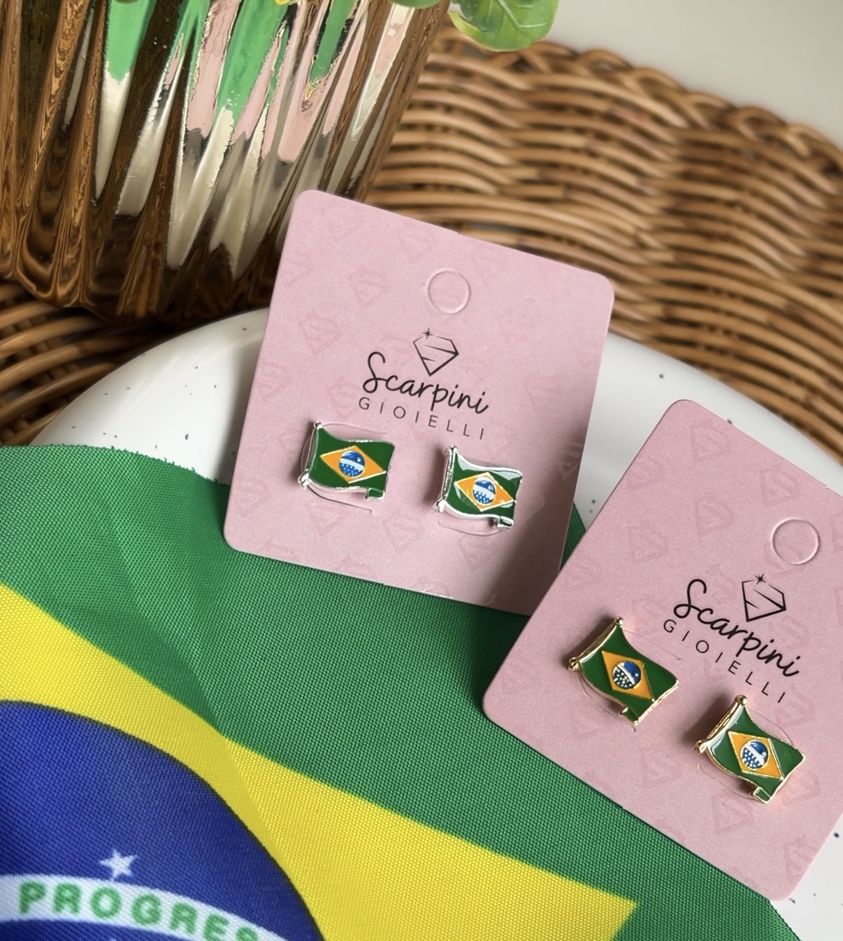 BRINCO BANDEIRA BRASIL C/ RESINA B. PRATA