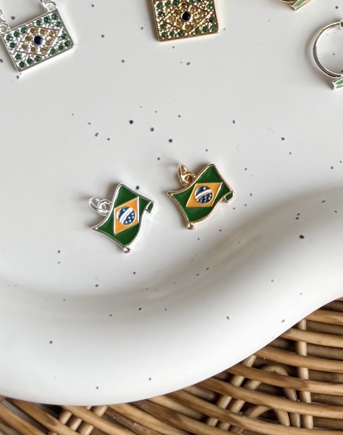 PINGENTE BANDEIRA BRASIL RESINA B. PRATA