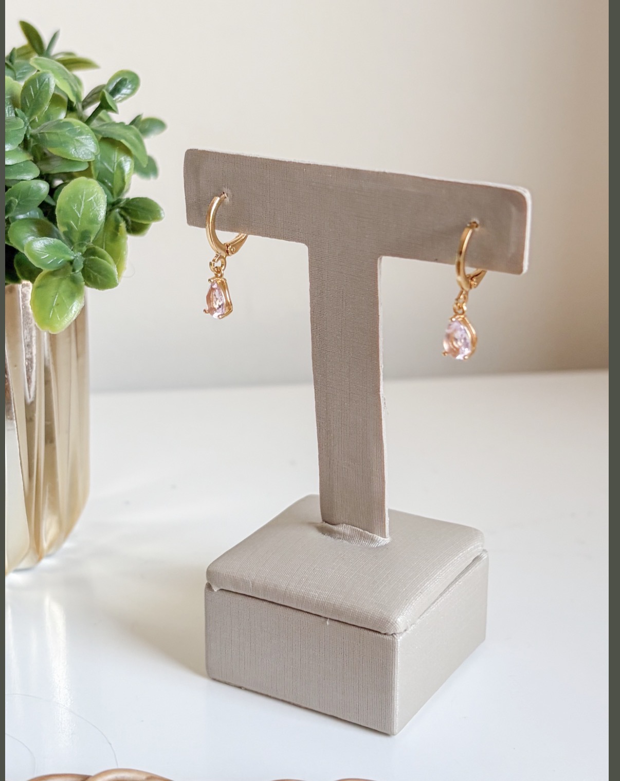 BRINCO TRANQUETA GOTA ROSA CLARO PEND. B. OURO