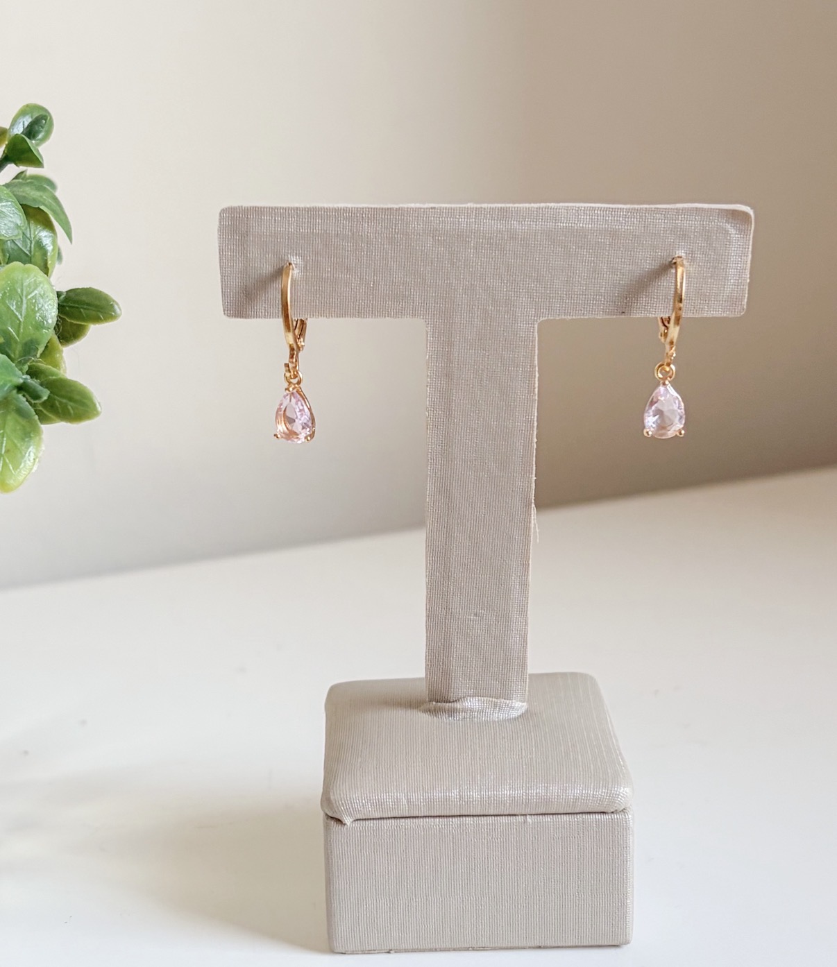 BRINCO TRANQUETA GOTA ROSA CLARO PEND. B. OURO