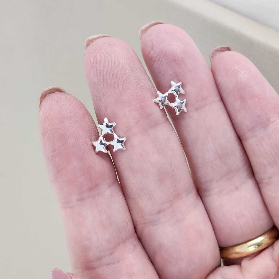 Brinco Delicado Estrelas Lisas