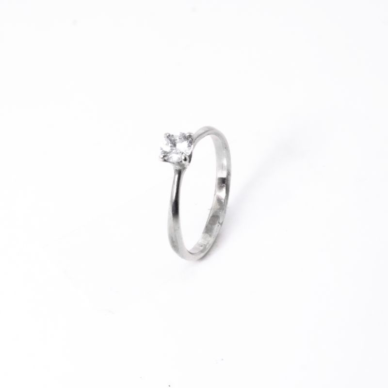 ANEL SOLITARIO COM 1 ZIRCONIA CRAVADA 4 GARRAS