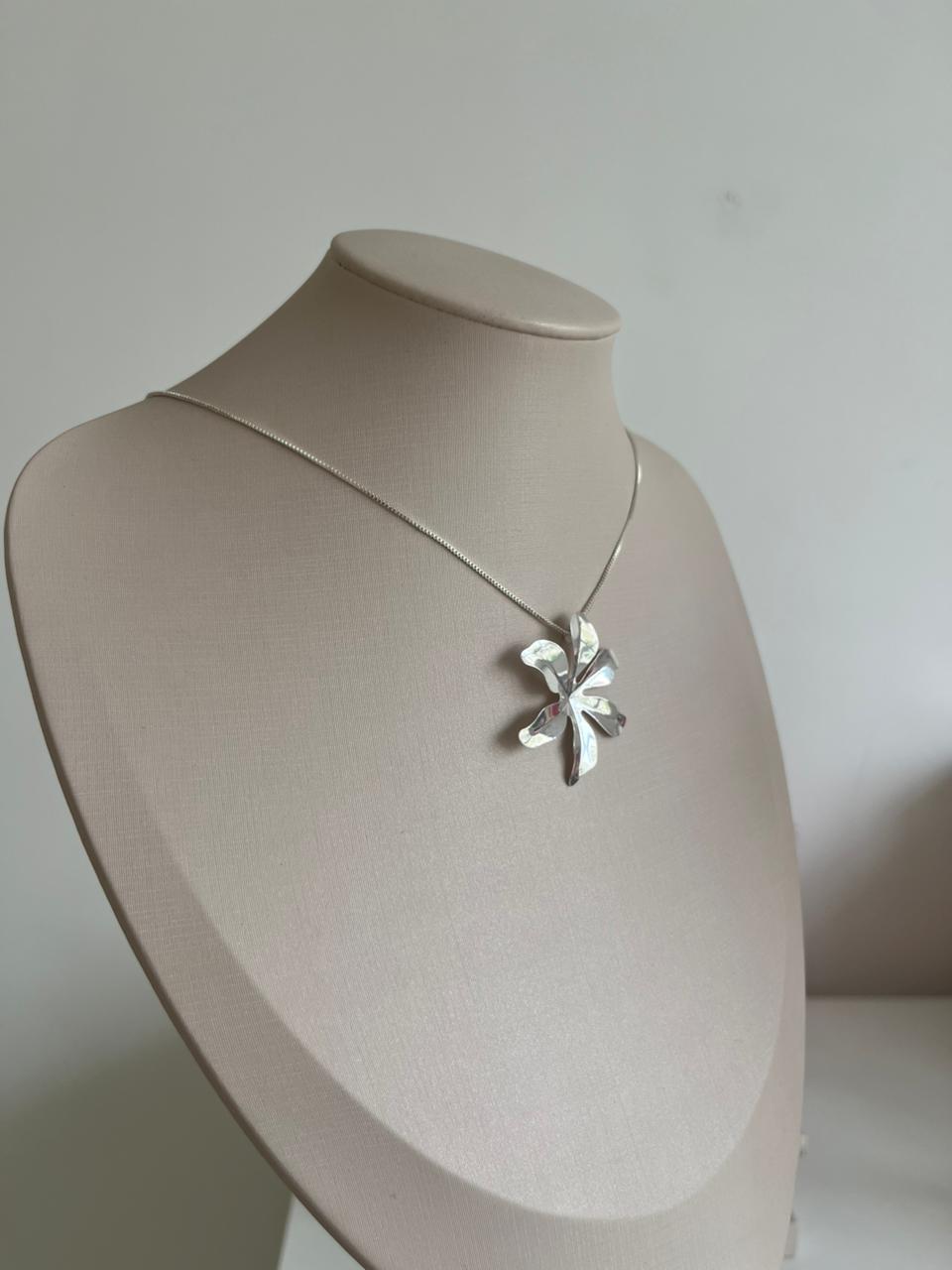 Colar Flor Aberta Prata