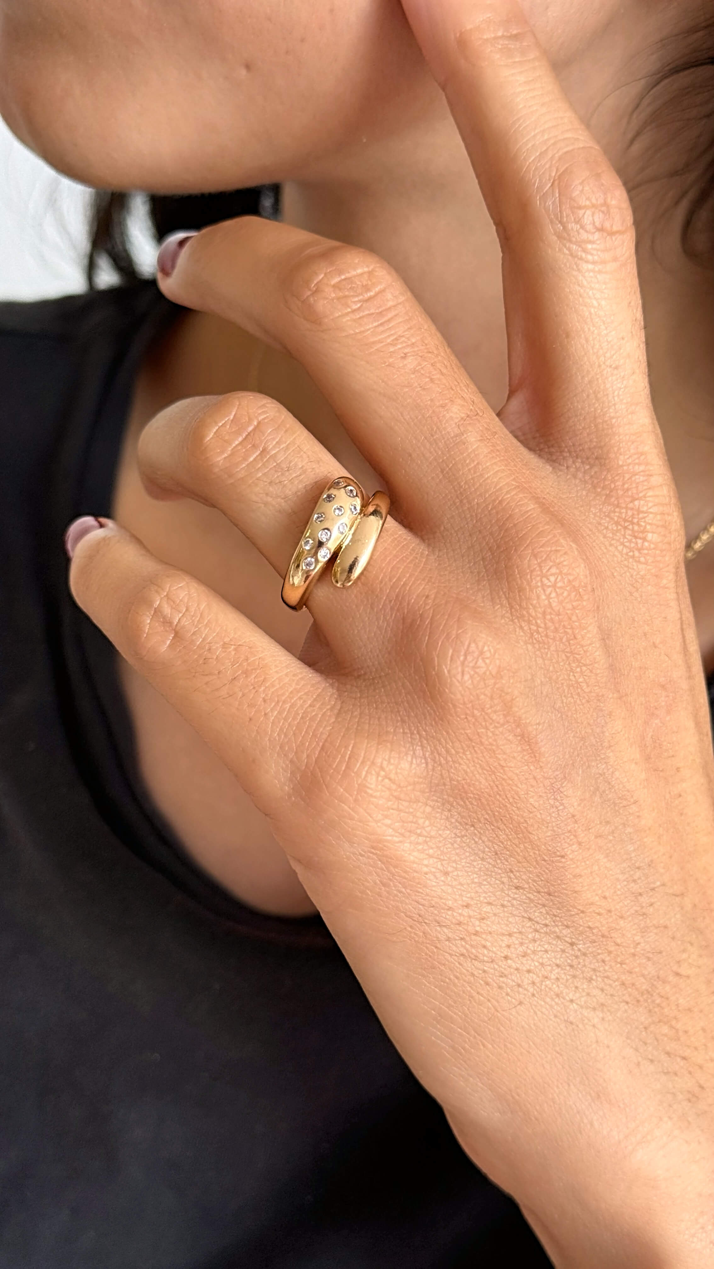 Anel Design Fluido e Zircônias Ouro