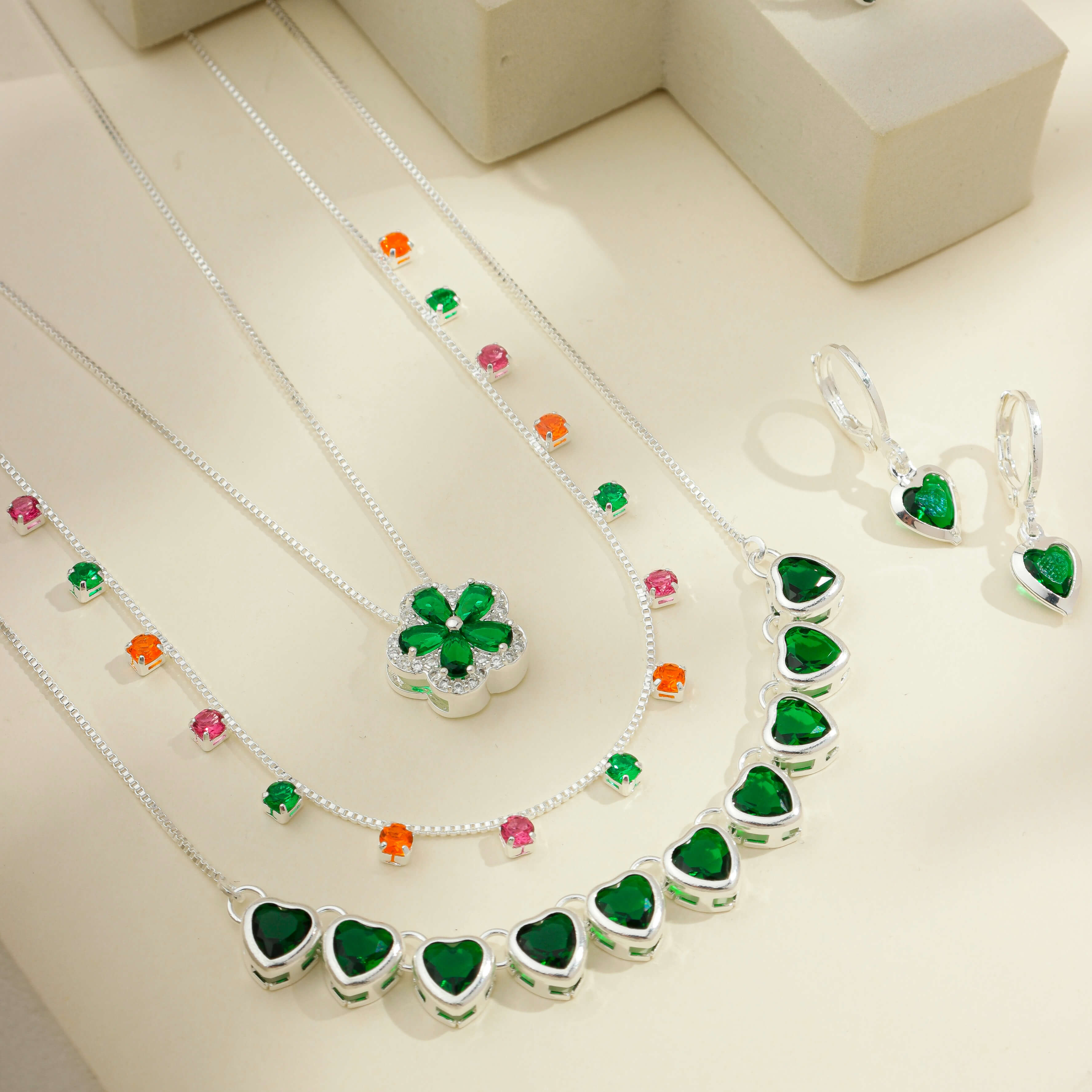 Colar Flor Cristal Verde e Zircônias Prata
