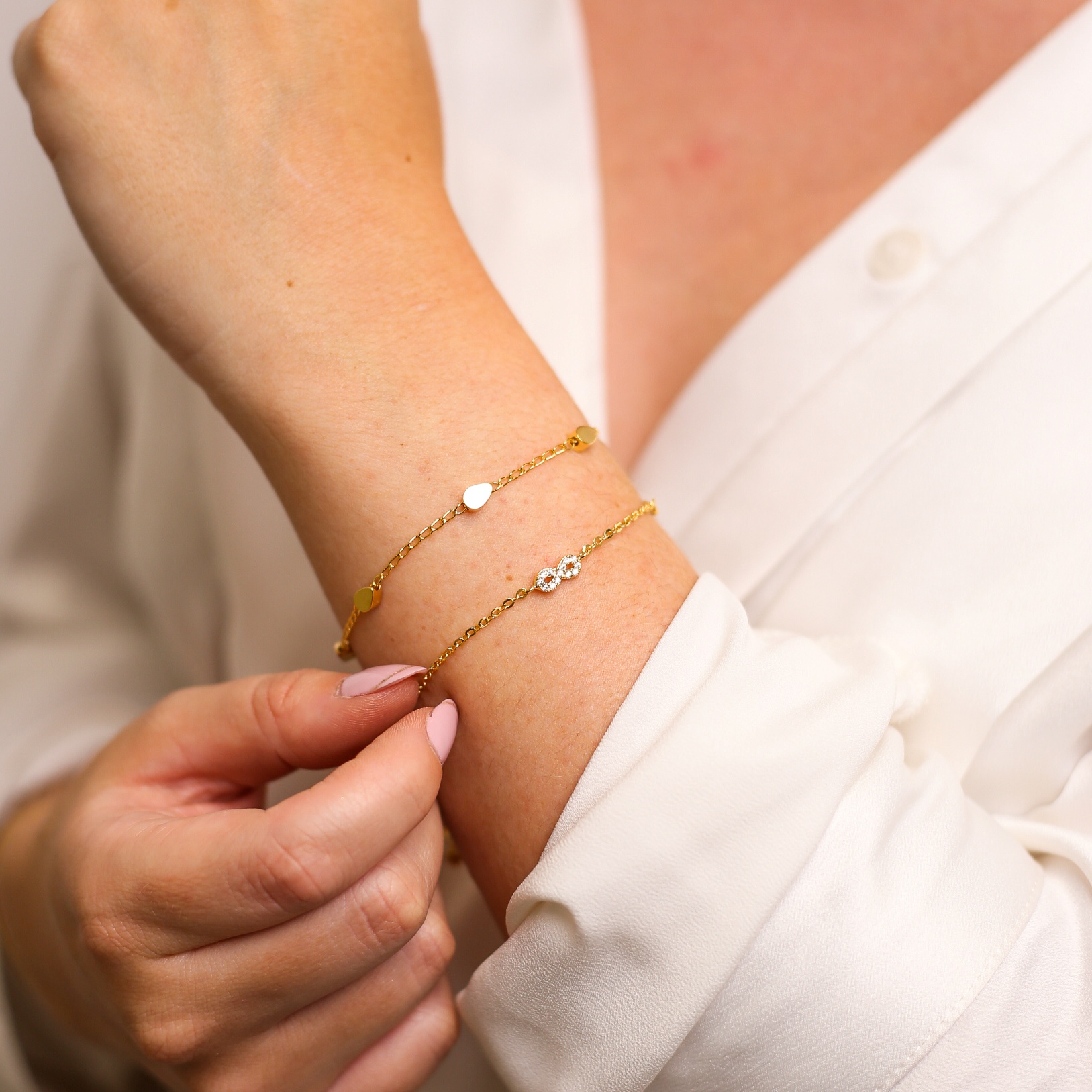 Pulseira Infinito Cravejado e Ponto Cristal Ouro