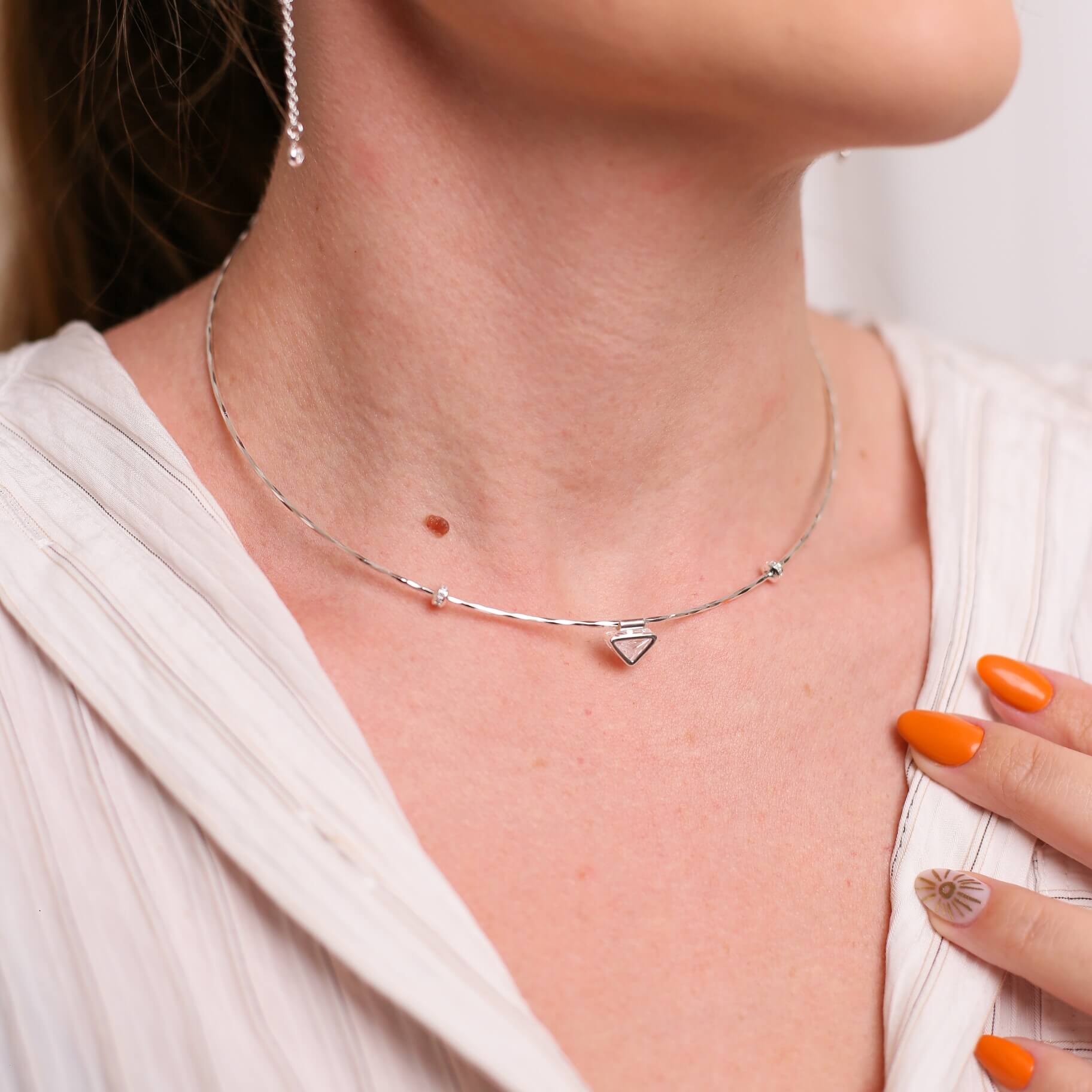 Colar Aro Choker Triângulo Luz Prata