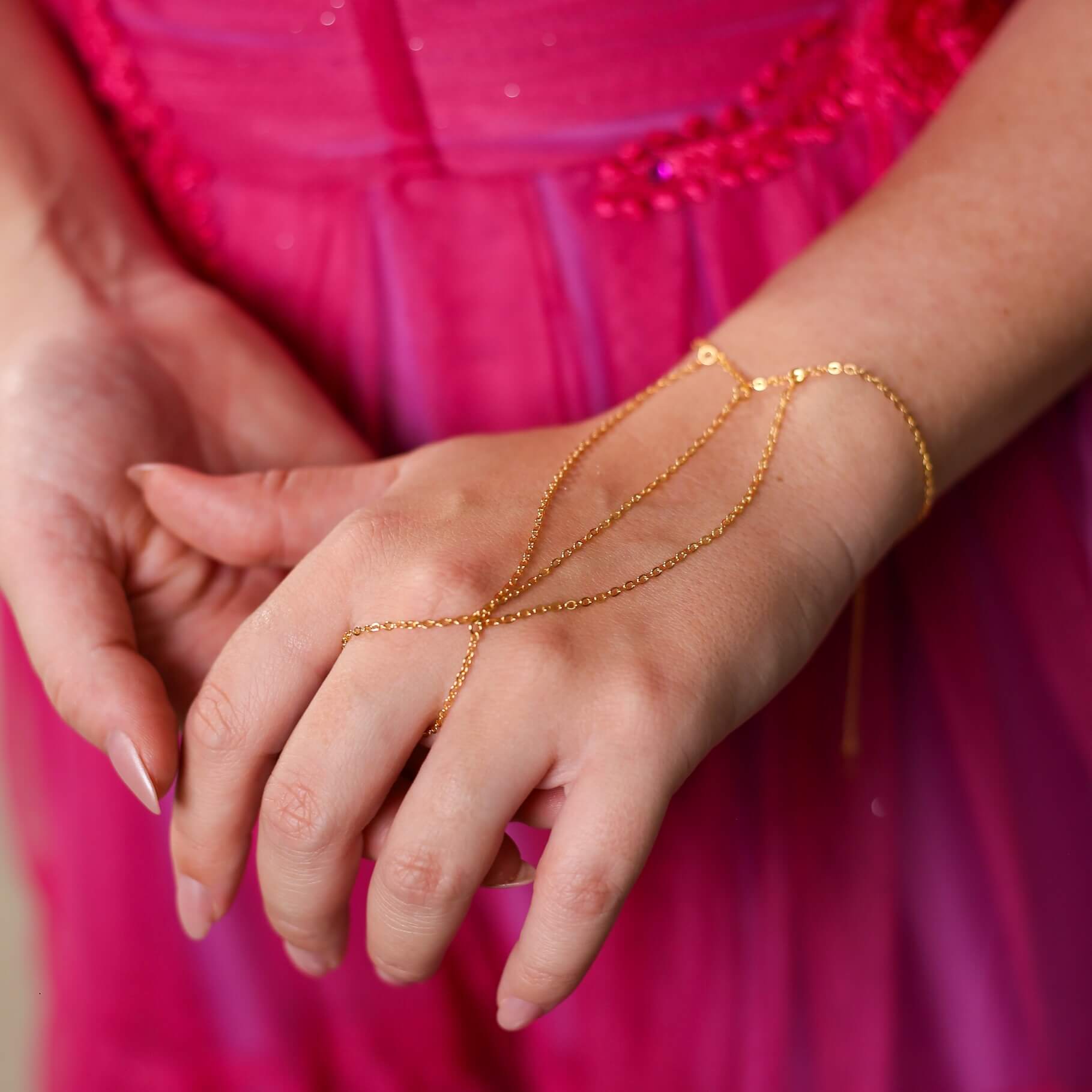 Pulseira de Mão Correntes Ouro