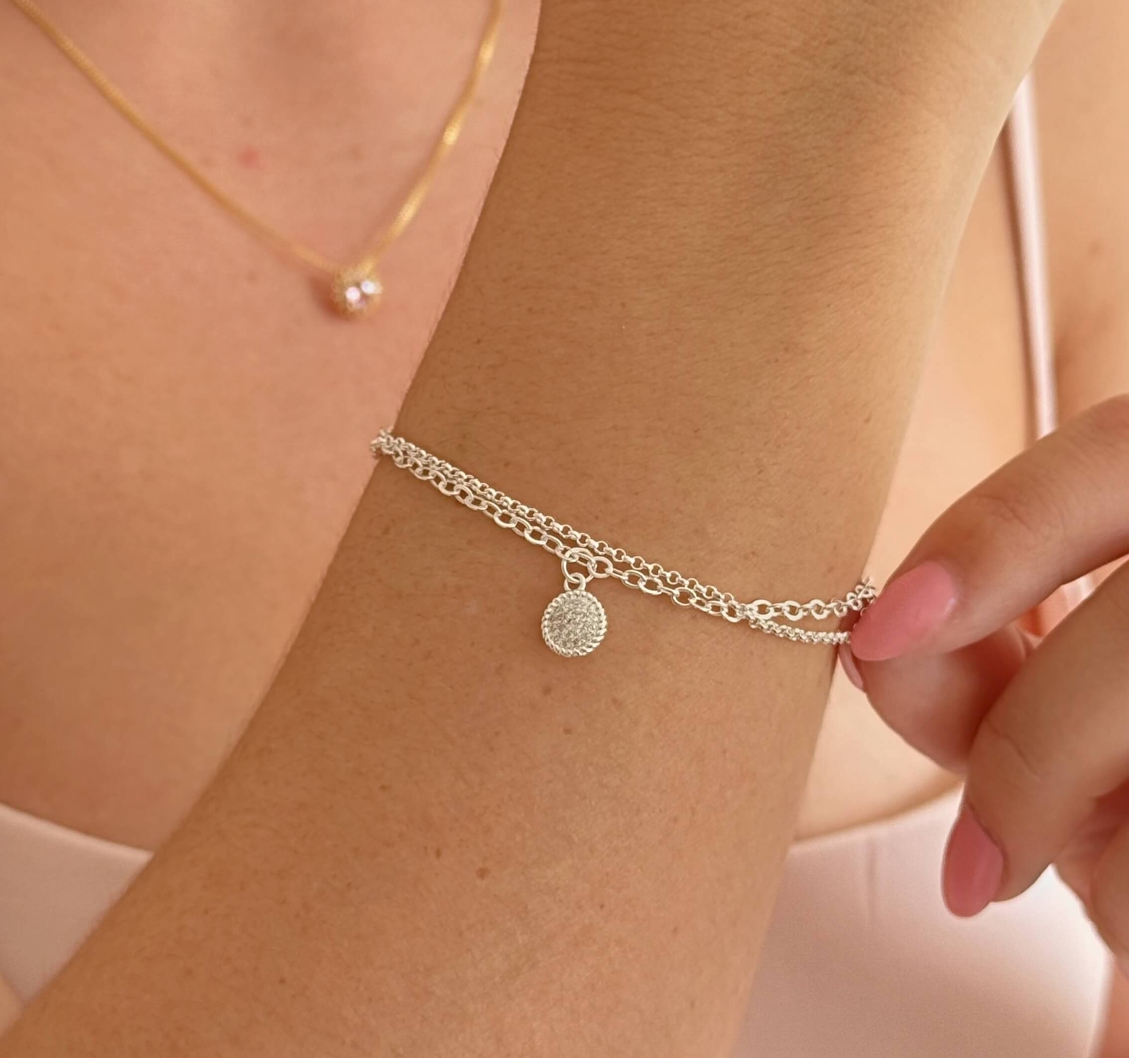 Pulseira Dupla Corrente Fina e Medalha Cravejada Prata