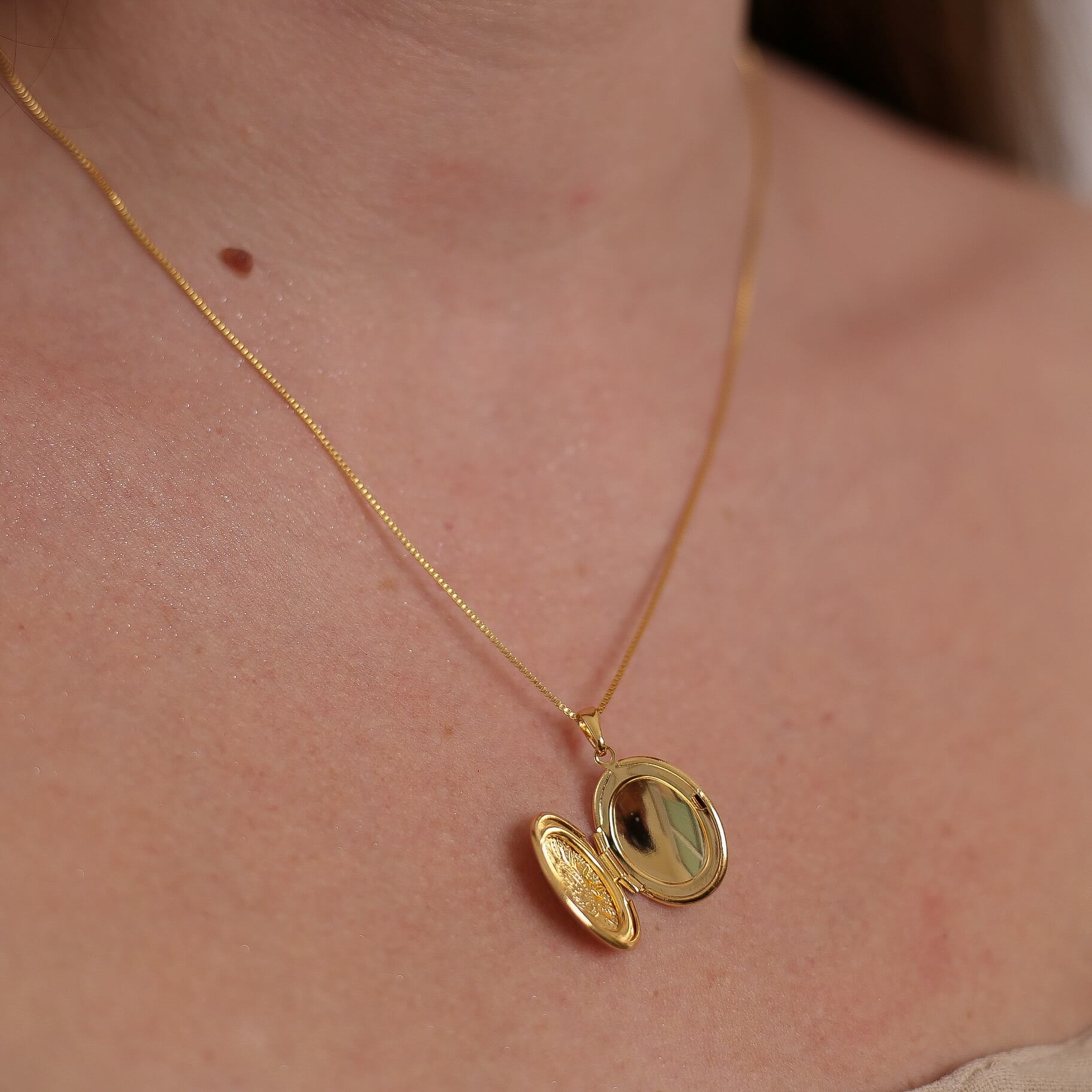 Colar Relicário Oval Ouro