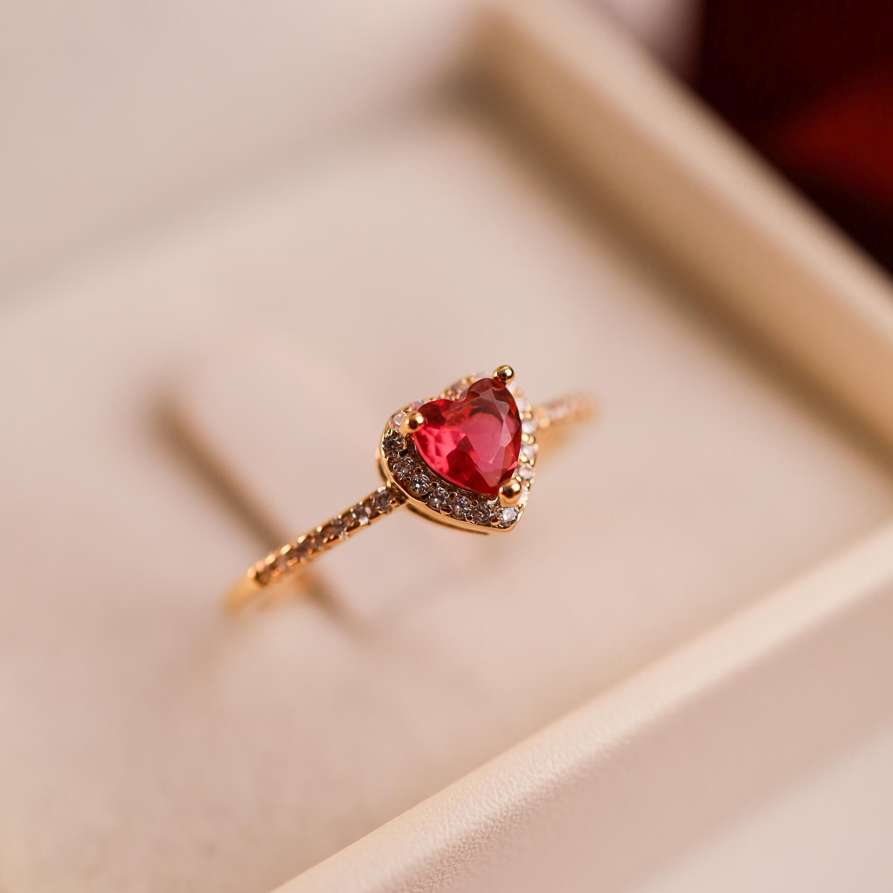 Anel Mini Coração Vermelho Ouro