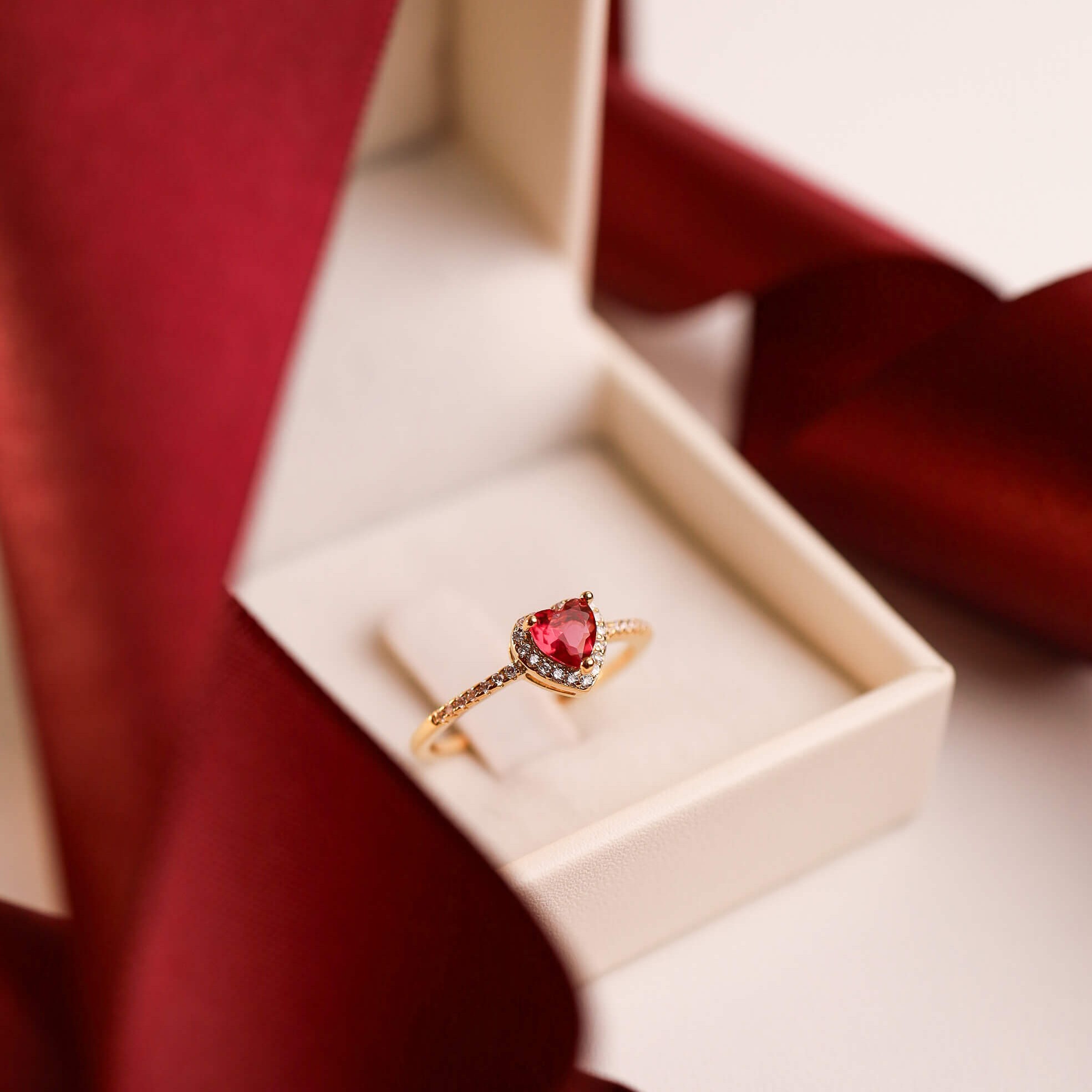 Anel Mini Coração Vermelho Ouro