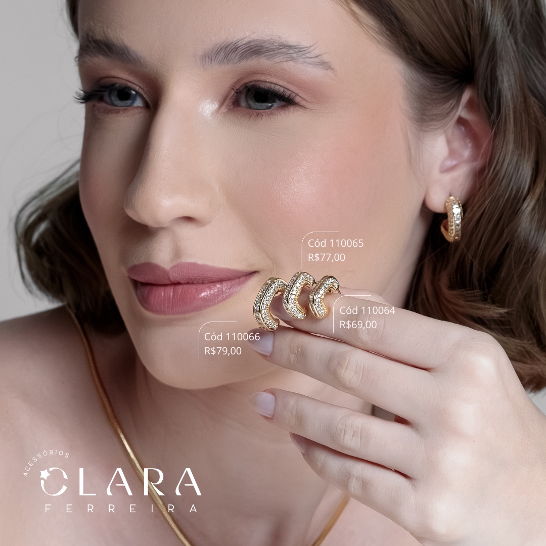BRINCO ARGOLA G -1 FILEIRA ZIRCÔNIA QUADRADA C/ LATERAIS MICROZIRCÔNIAS INSPIRAÇÃO CHANEL  - 18X5MM - Dourado - PEÇA VENDIDA