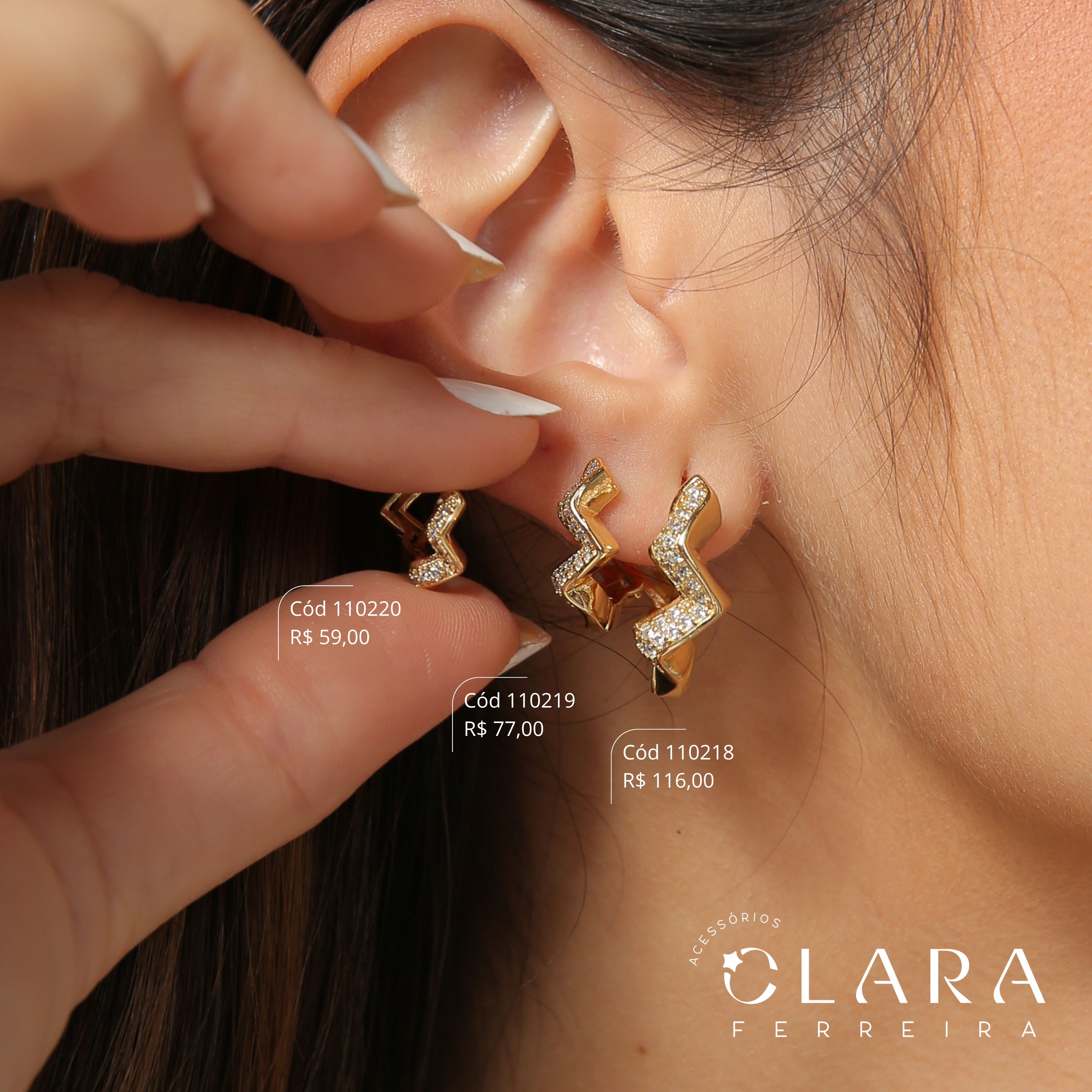 BRINCO ARGOLINHA CLICK ZIG-ZAG C/ 1 LATERAL LISA E 1 LATERAL 2 FILEIRAS MICROZIRCÔNIAS - 22X4MM - PEÇA VENDIDA - Dourado