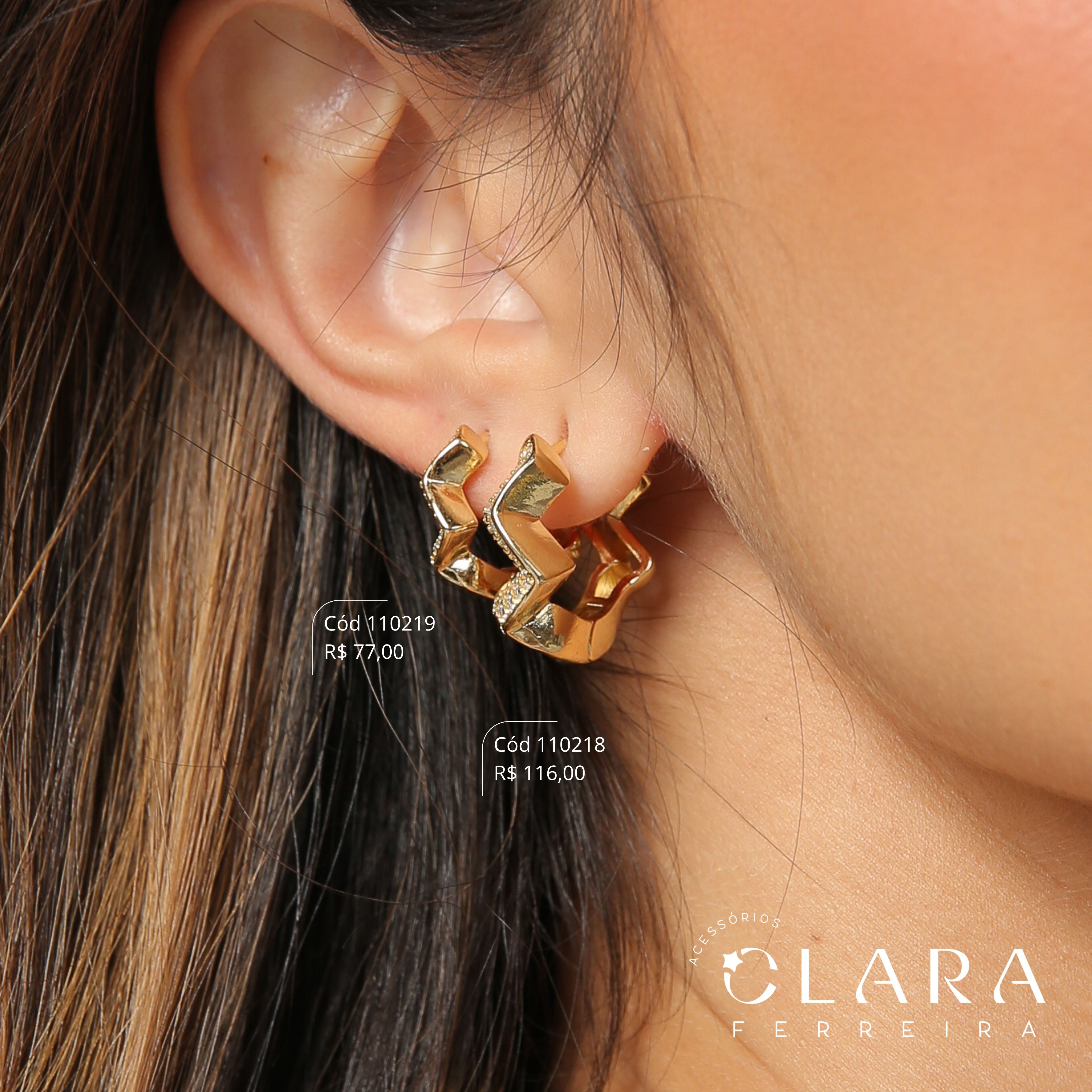 BRINCO ARGOLINHA CLICK ZIG-ZAG C/ 1 LATERAL LISA E 1 LATERAL 2 FILEIRAS MICROZIRCÔNIAS - 22X4MM - PEÇA VENDIDA - Dourado
