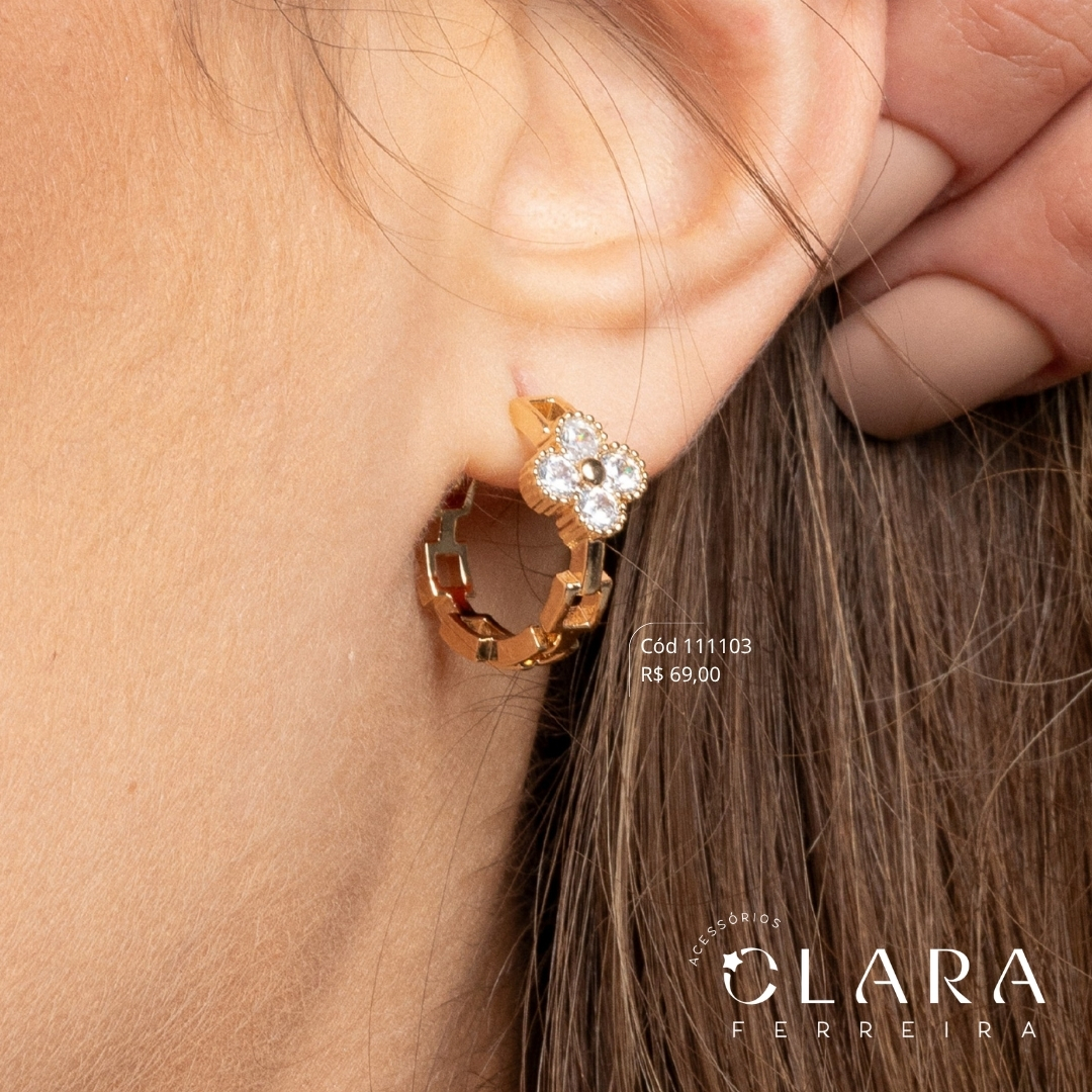 BRINCO ARGOLINHA CLICK MALHA TIJOLINHO C/ 1 TREVO VAN CLEEF ALHAMBRA ZIRCÔNIAS REDONDAS - 17X4MM - Dourado