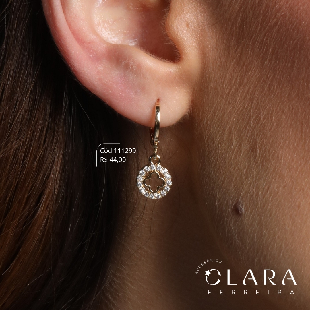 BRINCO ARGOLINHA TRANQUETA C/ MEDALHA TREVO VAN CLEEF ALHAMBRA VAZADO 9MM ADORNADO MICROZIRCÔNIAS PENDURADO - Dourado