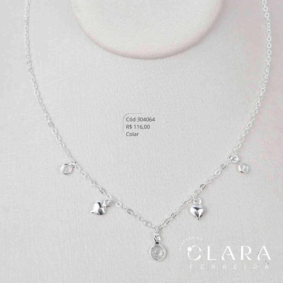 COLAR ELOS COM PINGENTES PENDURADOS: 3 ZIRCONIAS REDONDAS 5MM E 2 CORAÇÕES LISOS 6MM PENDURADOS - 45CM - Banho de Prata