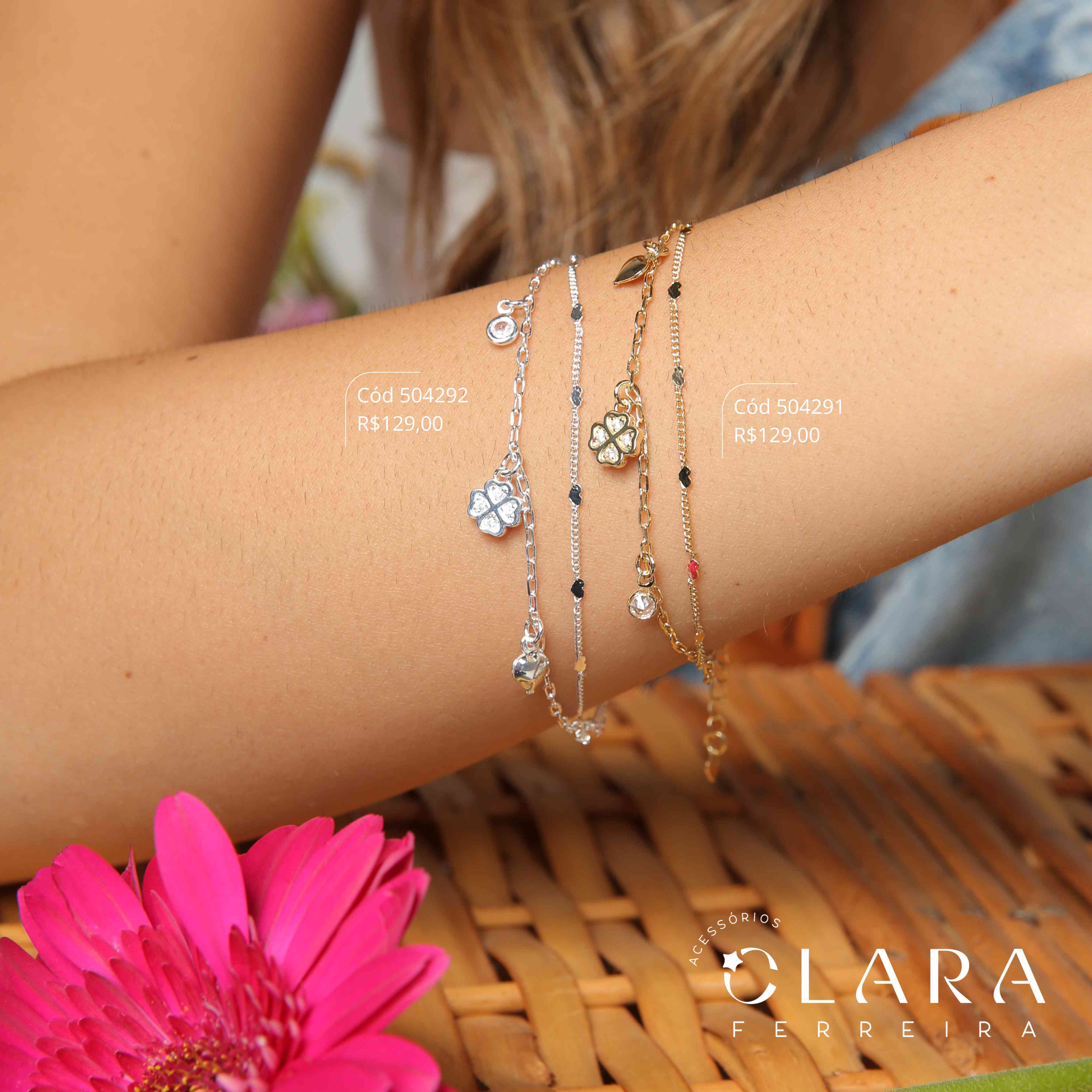 PULSEIRA DUPLA: 1 FIO ELOS GRUMET 1X1 C/ CORAÇÕES MARTELADOS E 1 FIO ELOS CARTIER C/ 1 TREVO DE 4 FOLHAS MICROZIRCÔNIAS, 1 CORAÇÃO LISO E 1 TIFFANY REDONDA PENDURADOS - 17CM - Dourado