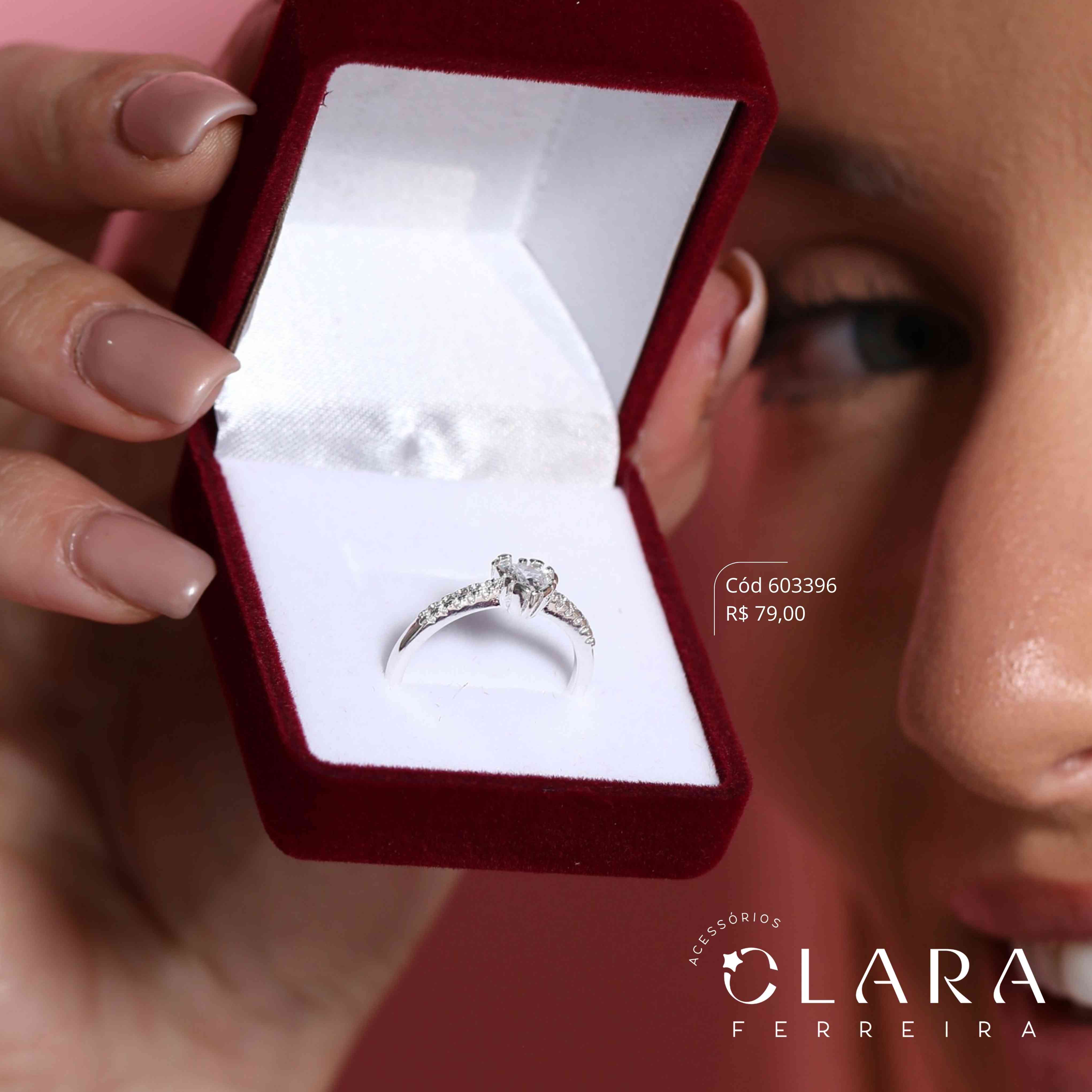 ANEL SOLITÁRIO ZIRCÔNIA CORAÇÃO CAIXA INGLESA FUNDIDA ALTA COM DETALHES NA BORDA DA CAIXA - ARO 1 FILEIRA MICROZIRCÔNIAS - 5MM - Banho de Prata