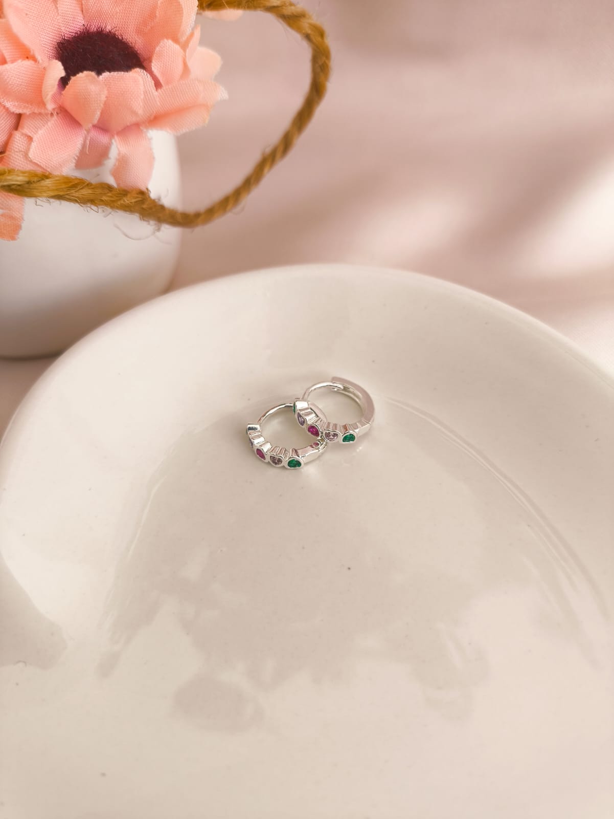 ARGOLA COM CORAÇOES E PEDRAS DE ZIRCONIA COLORIDAS