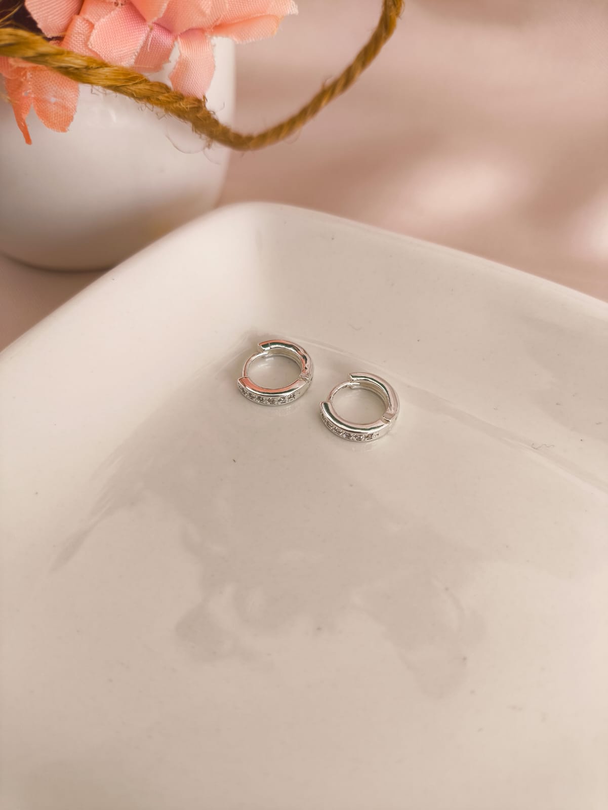 ARGOLA FINA COM 1 FILA CRAVEJADA EM MICRO ZIRCONIA