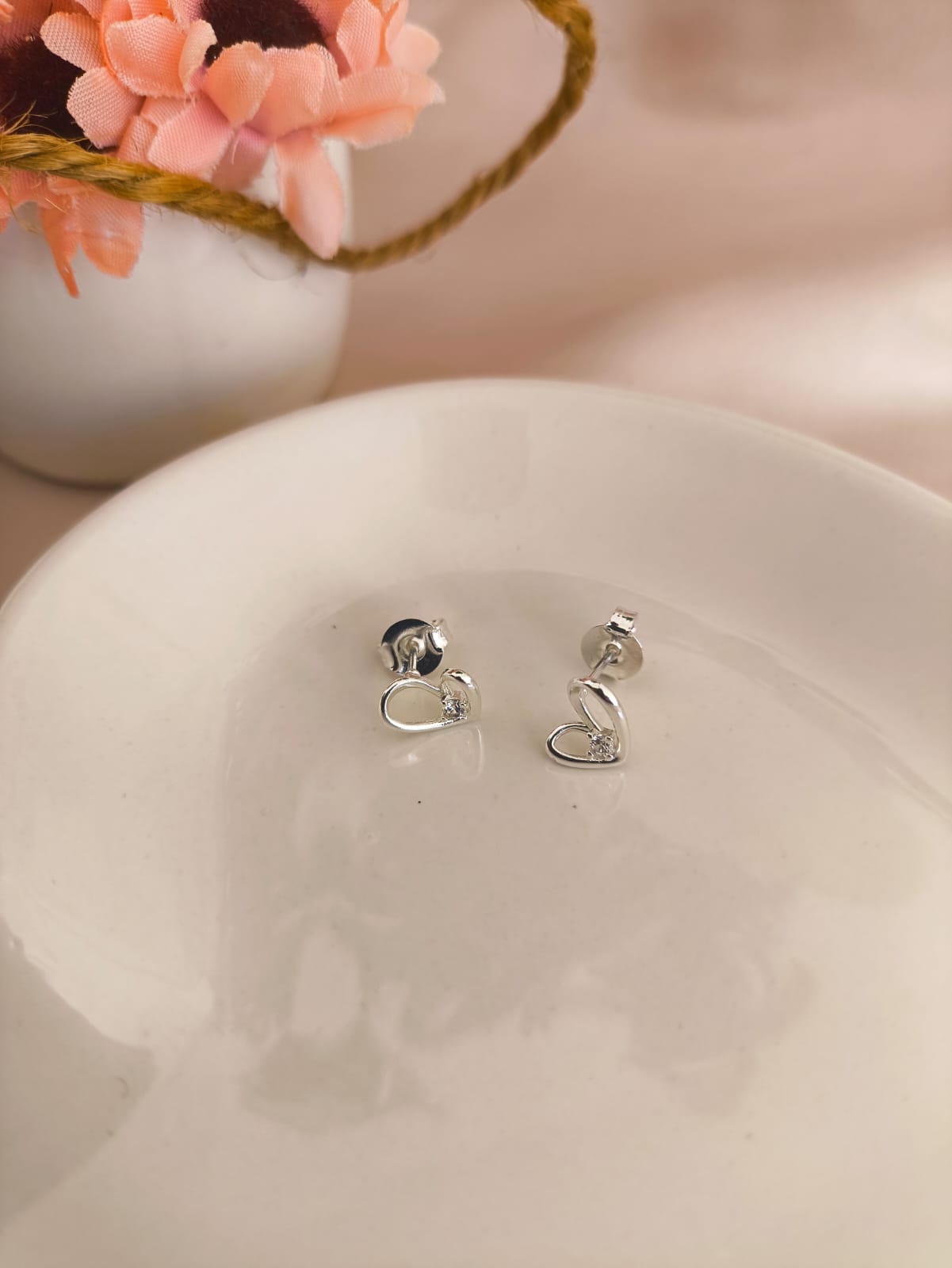BRINCO CORAÇÃO TORTO COM PEDRA DE ZIRCONIA NO MEIO