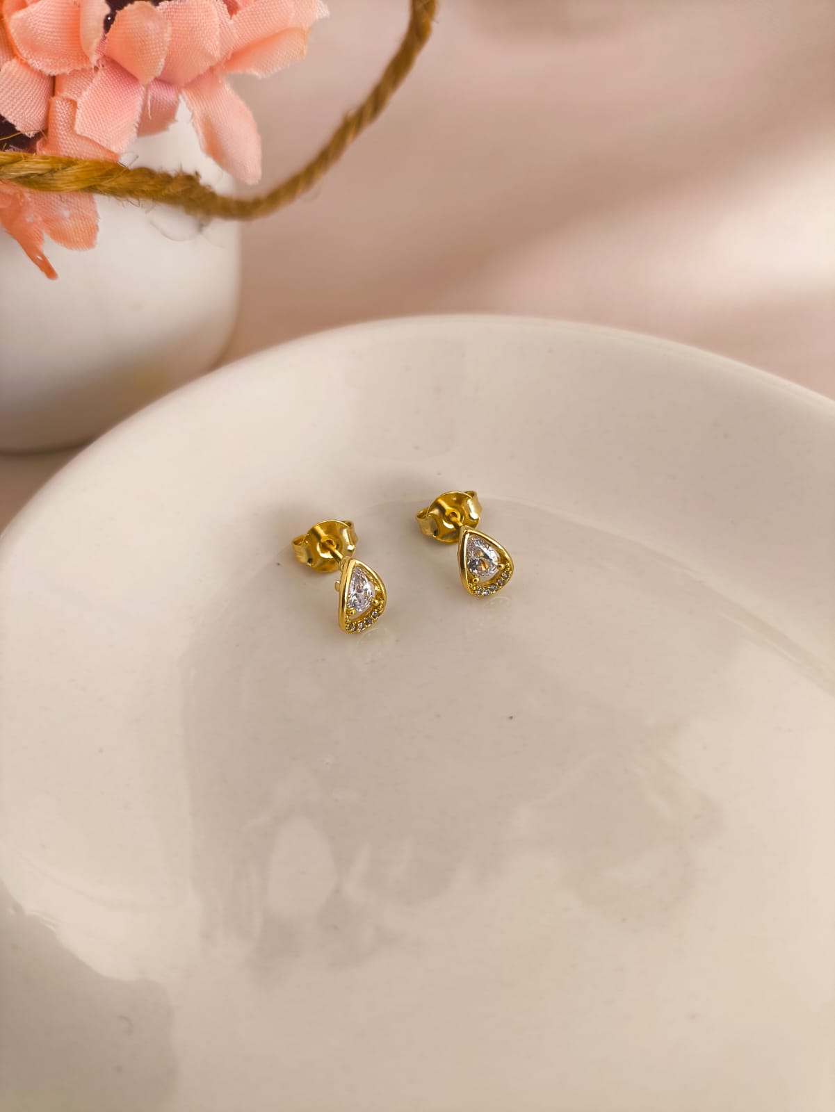 BRICO ESTILO GOTA CRAVEJADO EM MICRO ZIRCONIA EM BAIXO E PEDRA DE ZIRCONIA NO MEIO