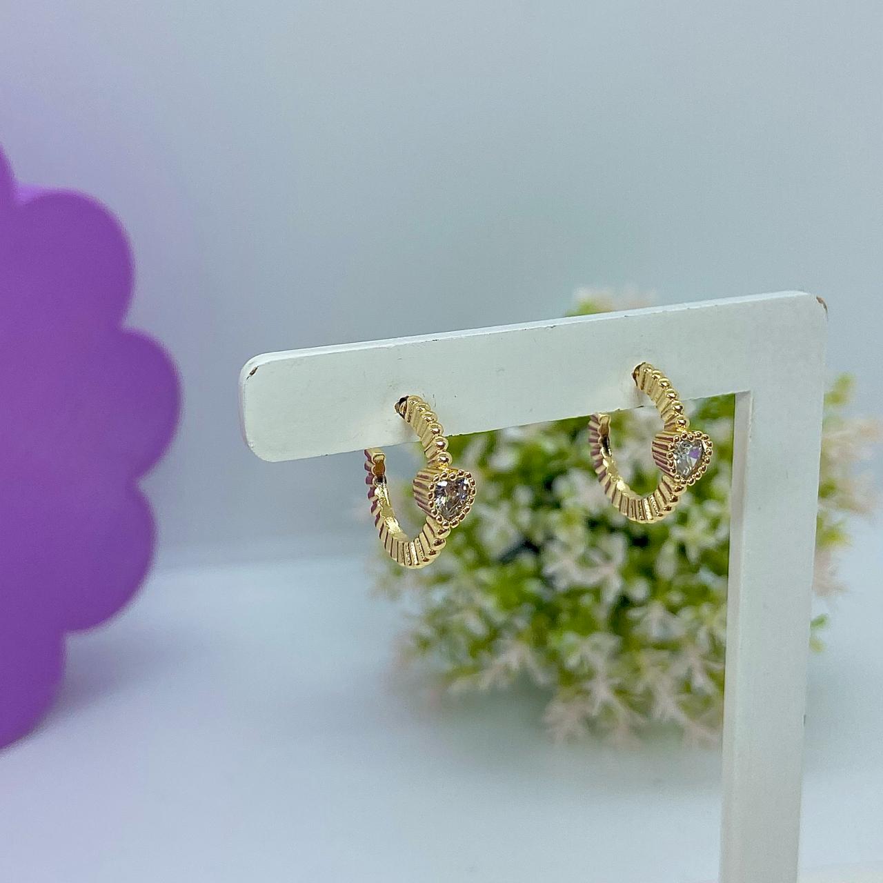 BRINCO ARGOLA FRISADA COM PONTO DE LUZ CORAÇÃO BO2525