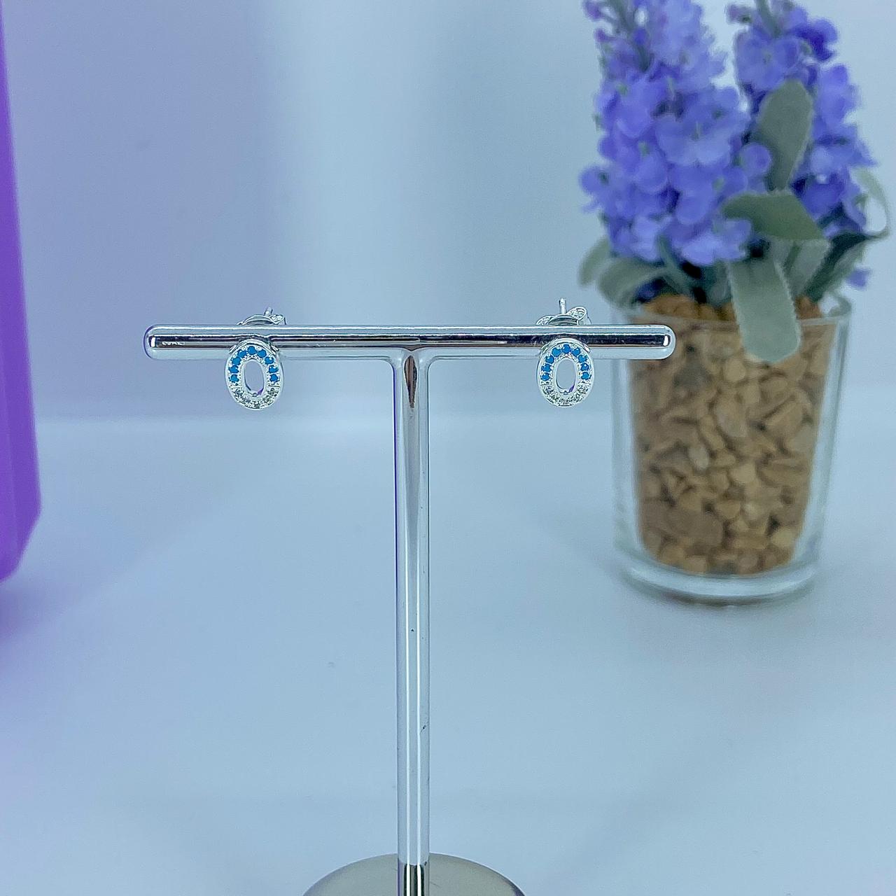 BRINCO OVAL CRAVEJADO ZIRCÔNIAS CRISTAL E AZUL BP2720