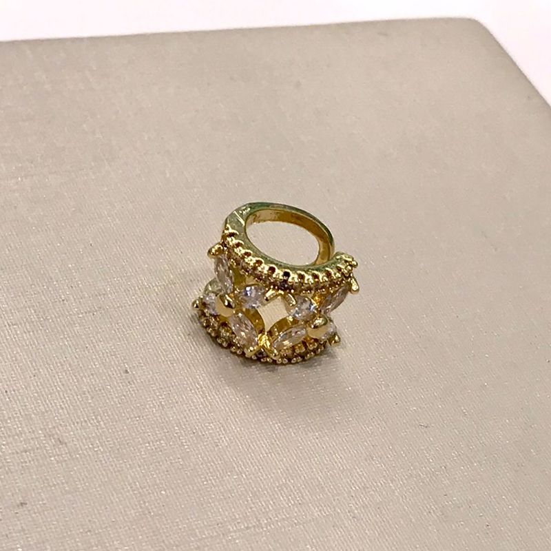 FAKE PIERCING FLOR EM ZIRCÔNIA BANHADO A OURO