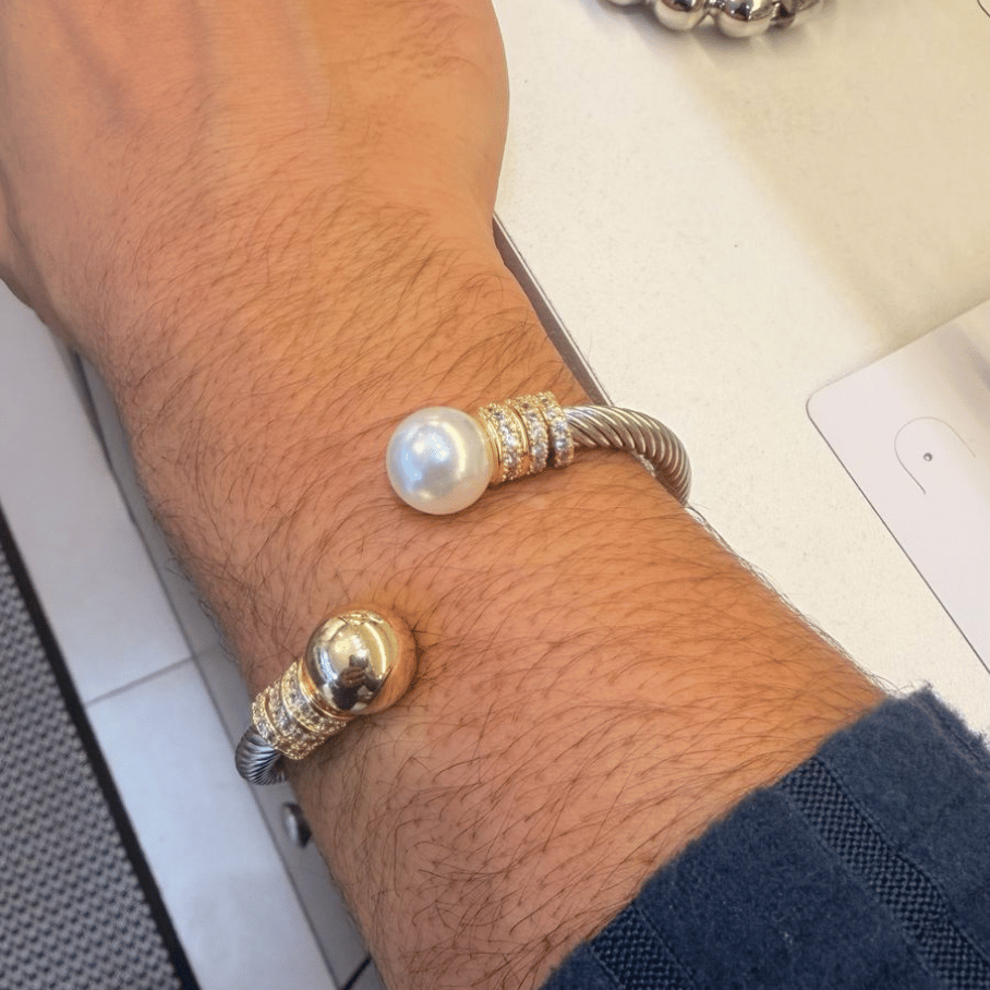 Bracelete em cabo de aço com ponta banhada + perola