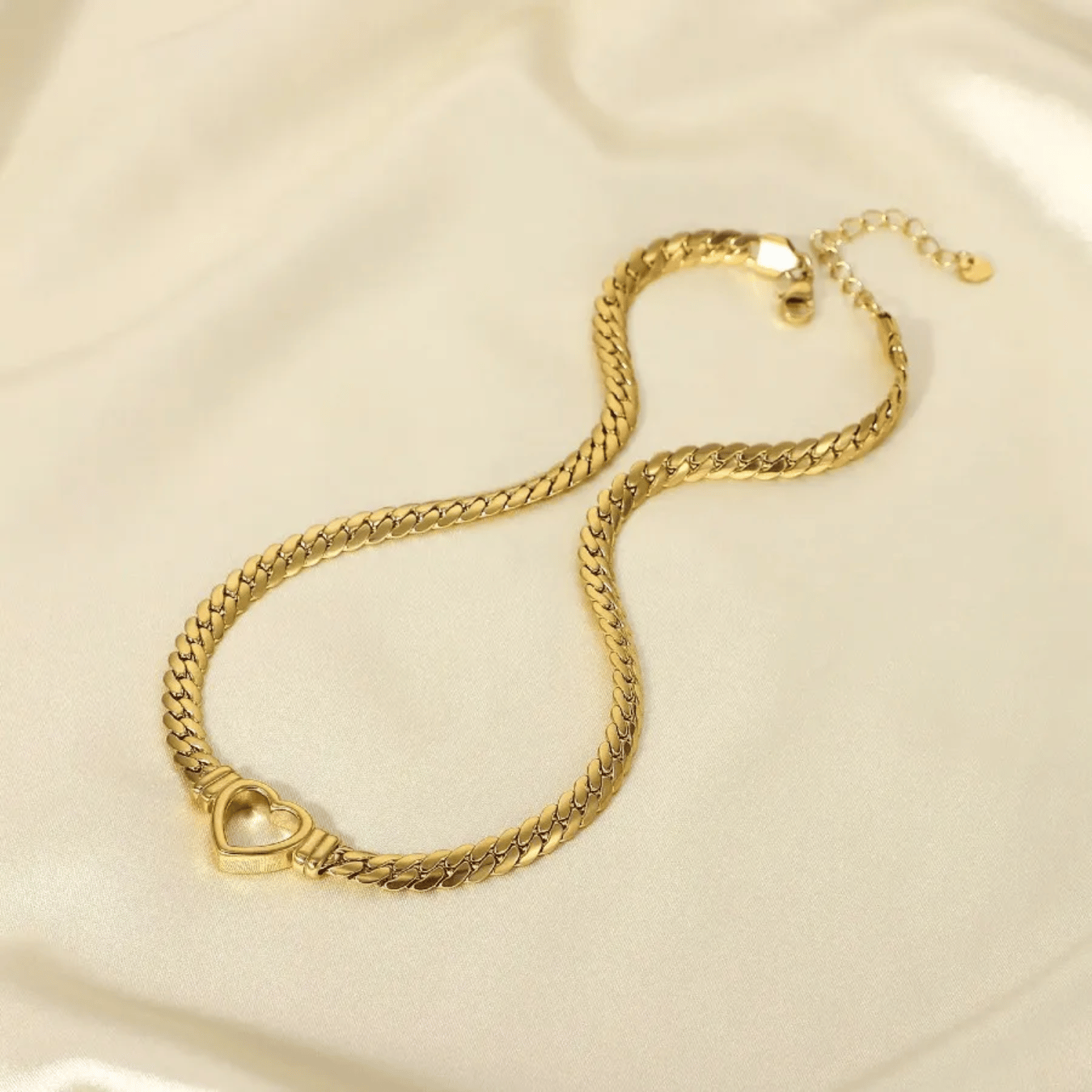 Choker fita com coração vazado 5mm e 43cm de comprimento + 5cm de extensor - Aço com Banho de Ouro
