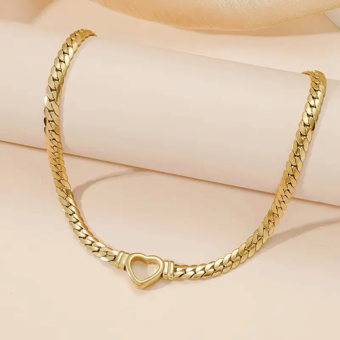 Choker fita com coração vazado 5mm e 43cm de comprimento + 5cm de extensor - Aço com Banho de Ouro