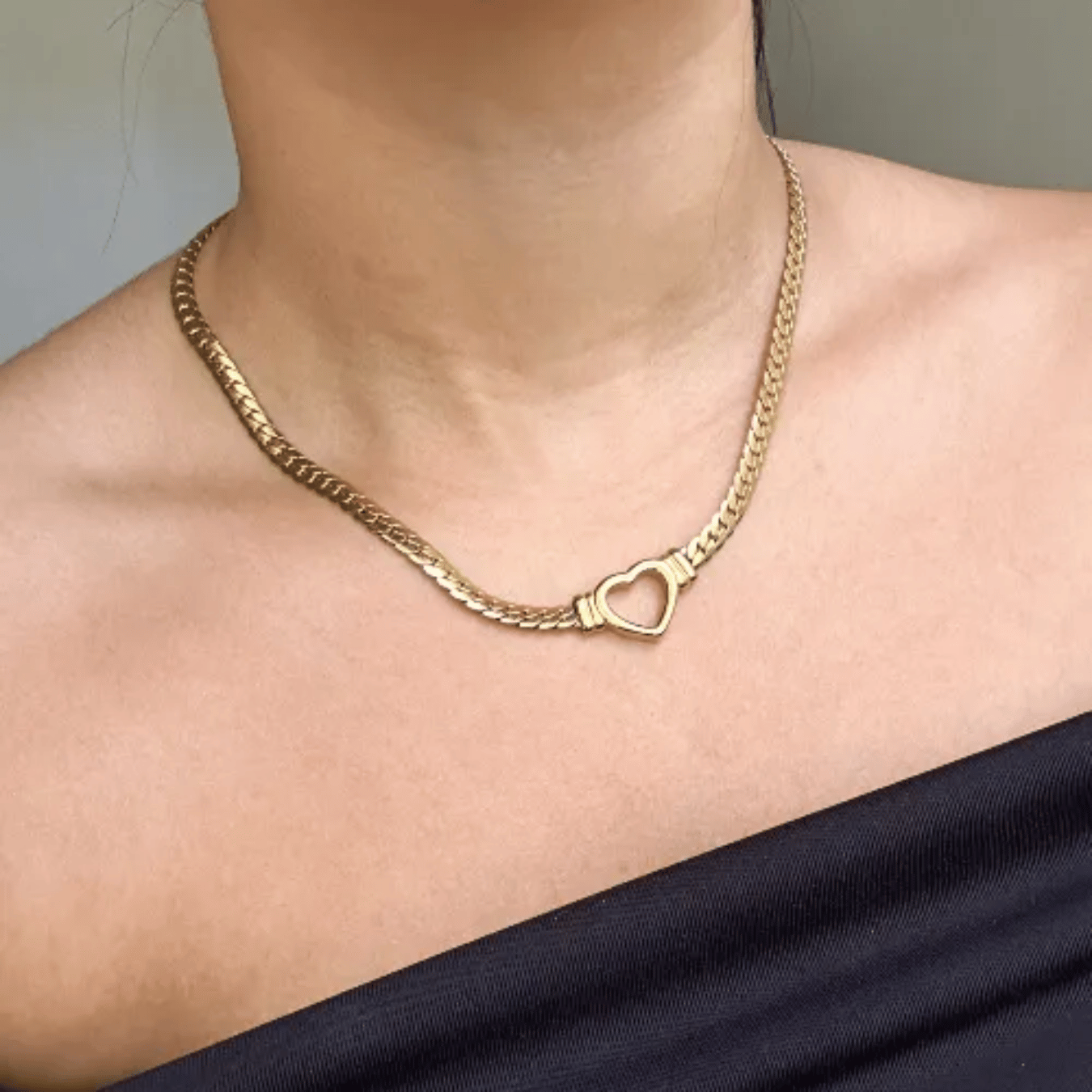 Choker fita com coração vazado 5mm e 43cm de comprimento + 5cm de extensor - Aço com Banho de Ouro