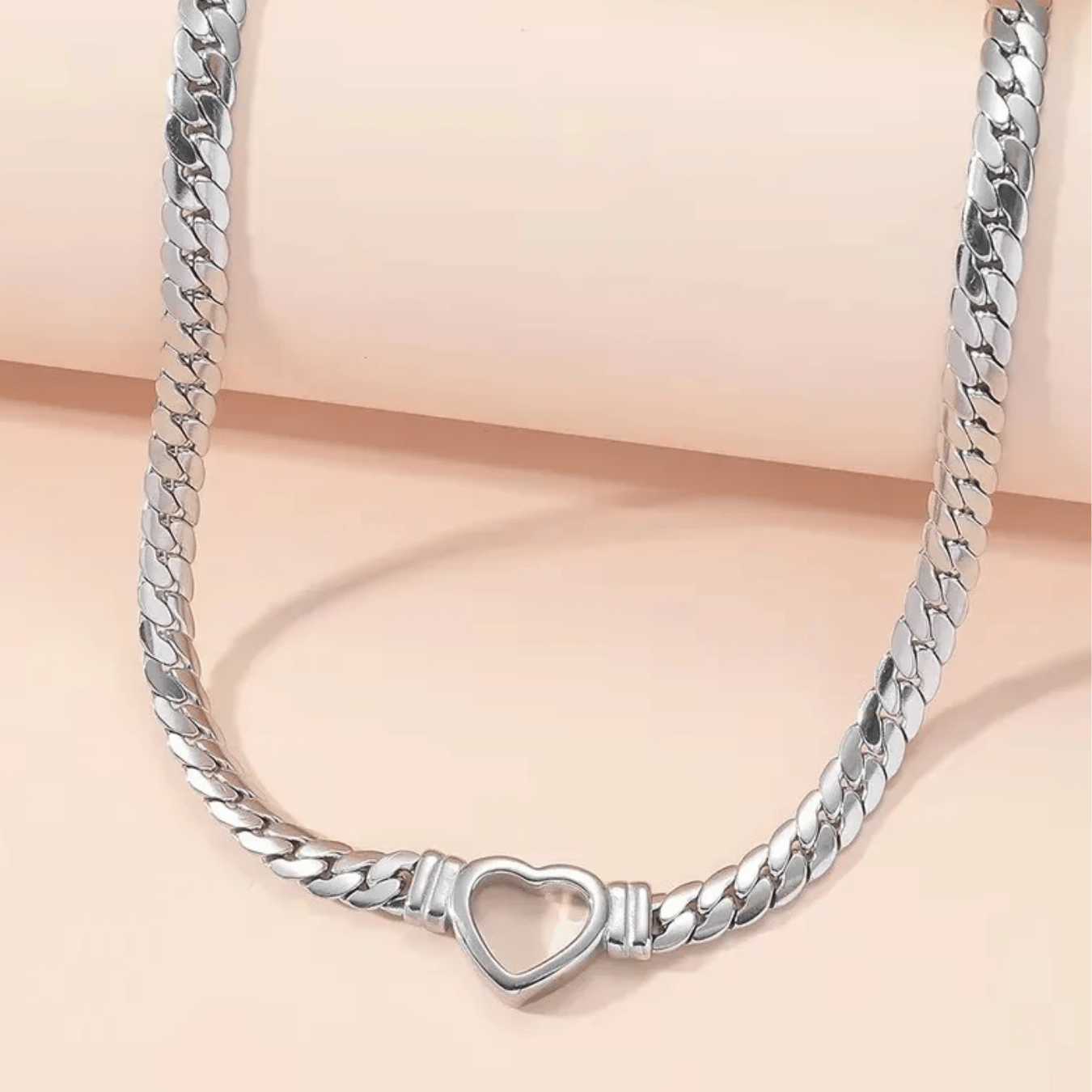 Choker fita com coração vazado 5mm e 43cm de comprimento + 5cm de extensor - Aço com Banho de Ouro