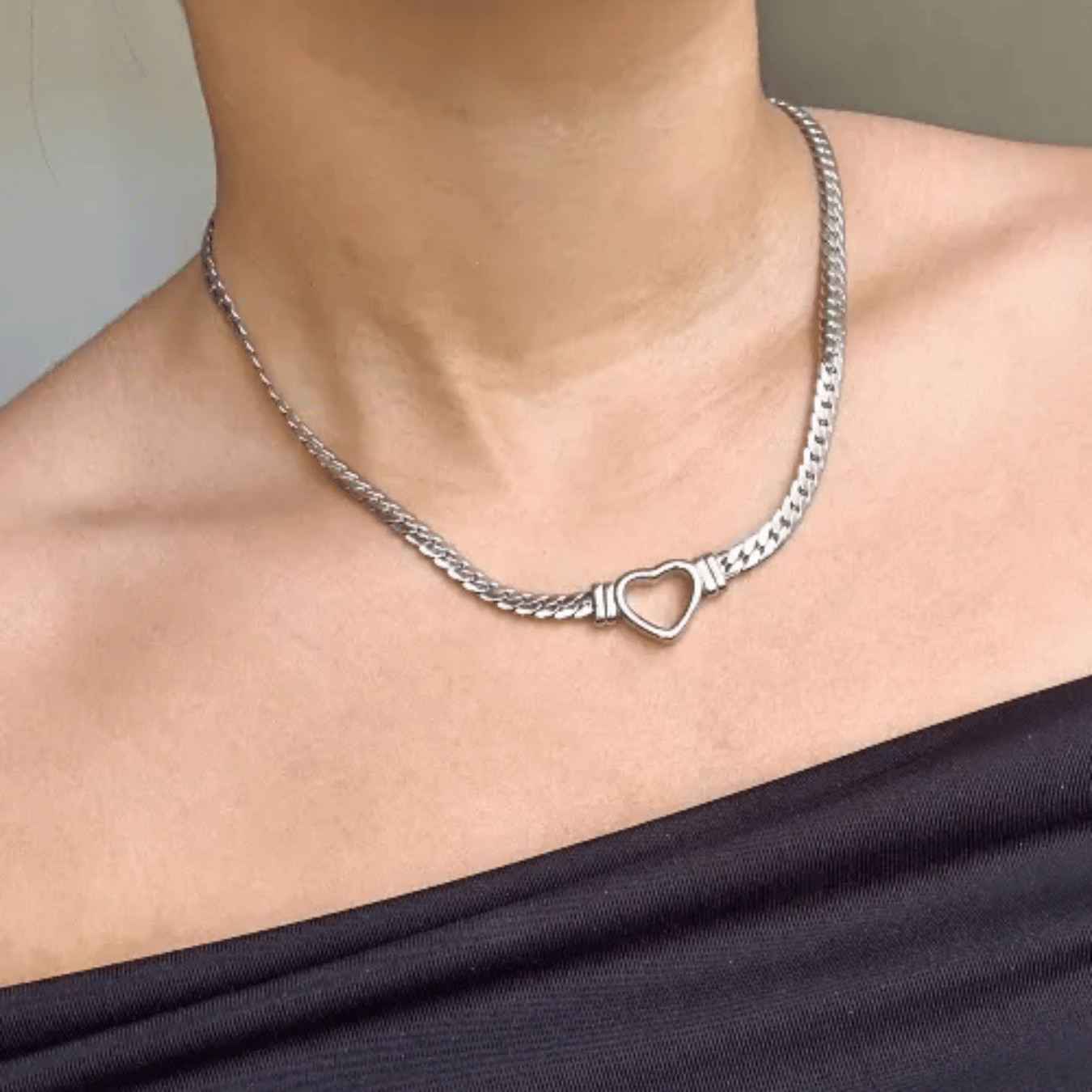 Choker fita com coração vazado 5mm e 43cm de comprimento + 5cm de extensor - Aço com Banho de Ouro
