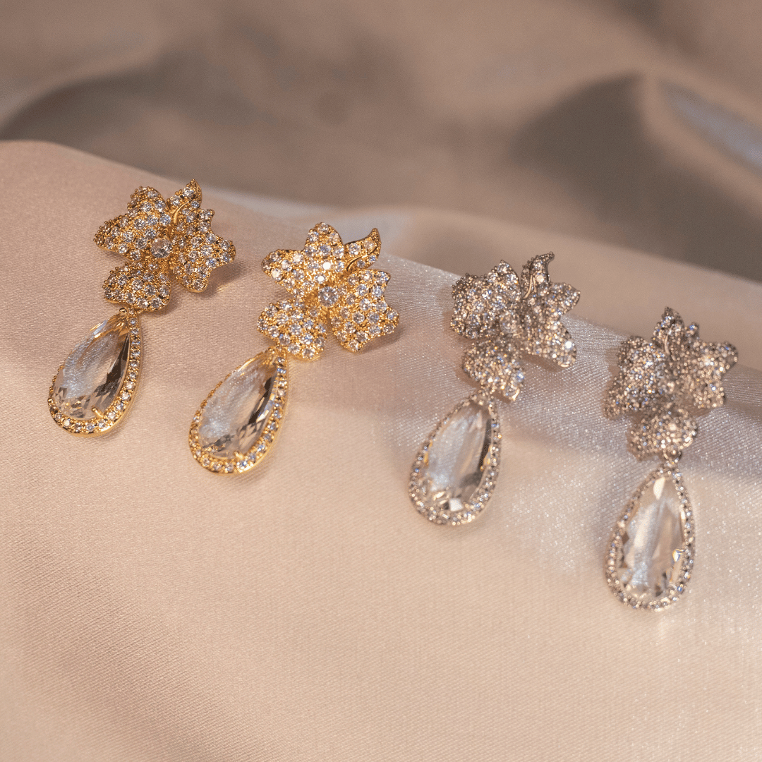 Brinco de Flor Cravejada com Gota de Cristal