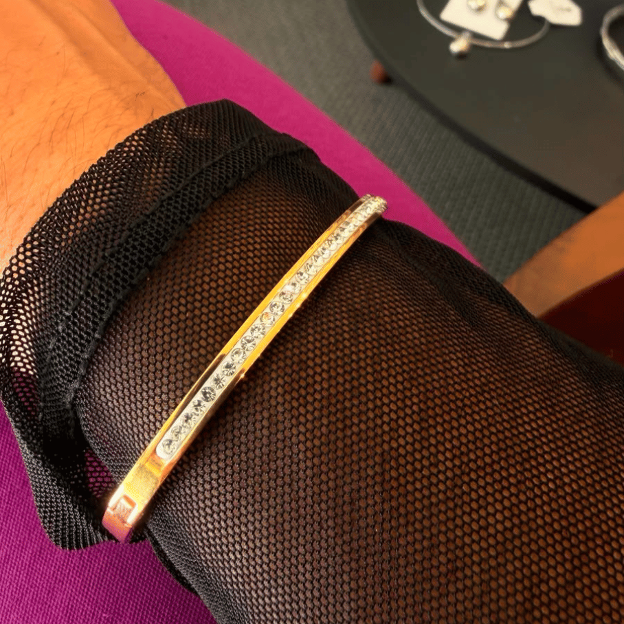 Bracelete frente cravejada - Aço com banho de ouro