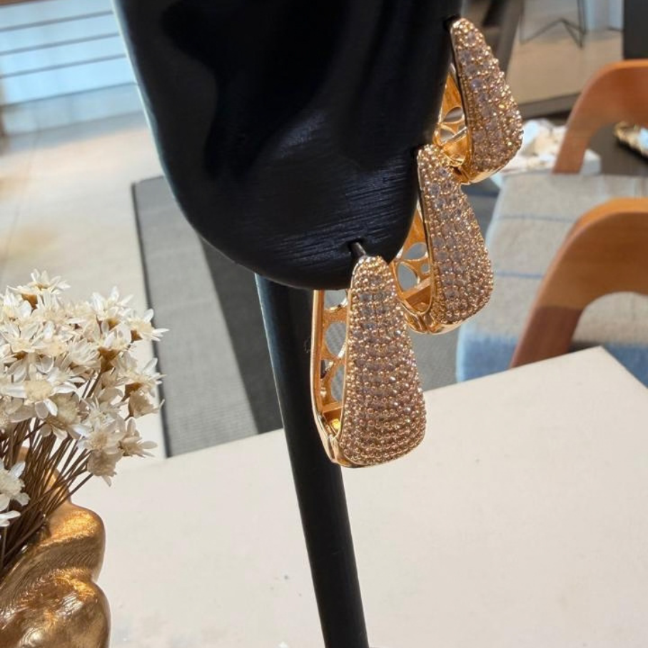 Brinco de Gota Cravejada com 30mm - Banho de Ouro